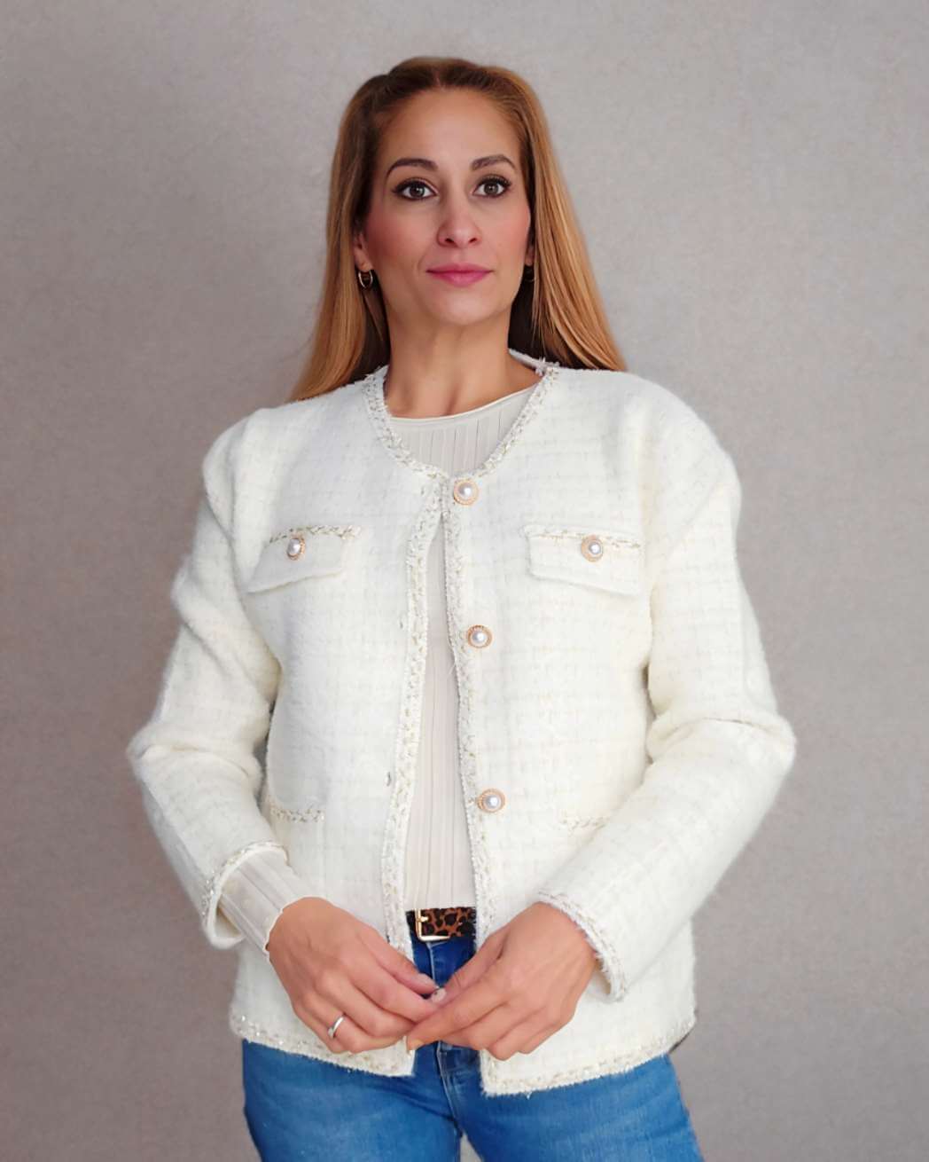 Cardigan Jacke Old Money DeluxeCardigan Jacke Old Money Esta chaqueta cardigan Old Money Deluxe es perfecta para un estilo elegante o casual . Con hilos dorados y botones de perlas, te garantiza un toque de distinción. Además, cuenta con 2 bolsillos delan