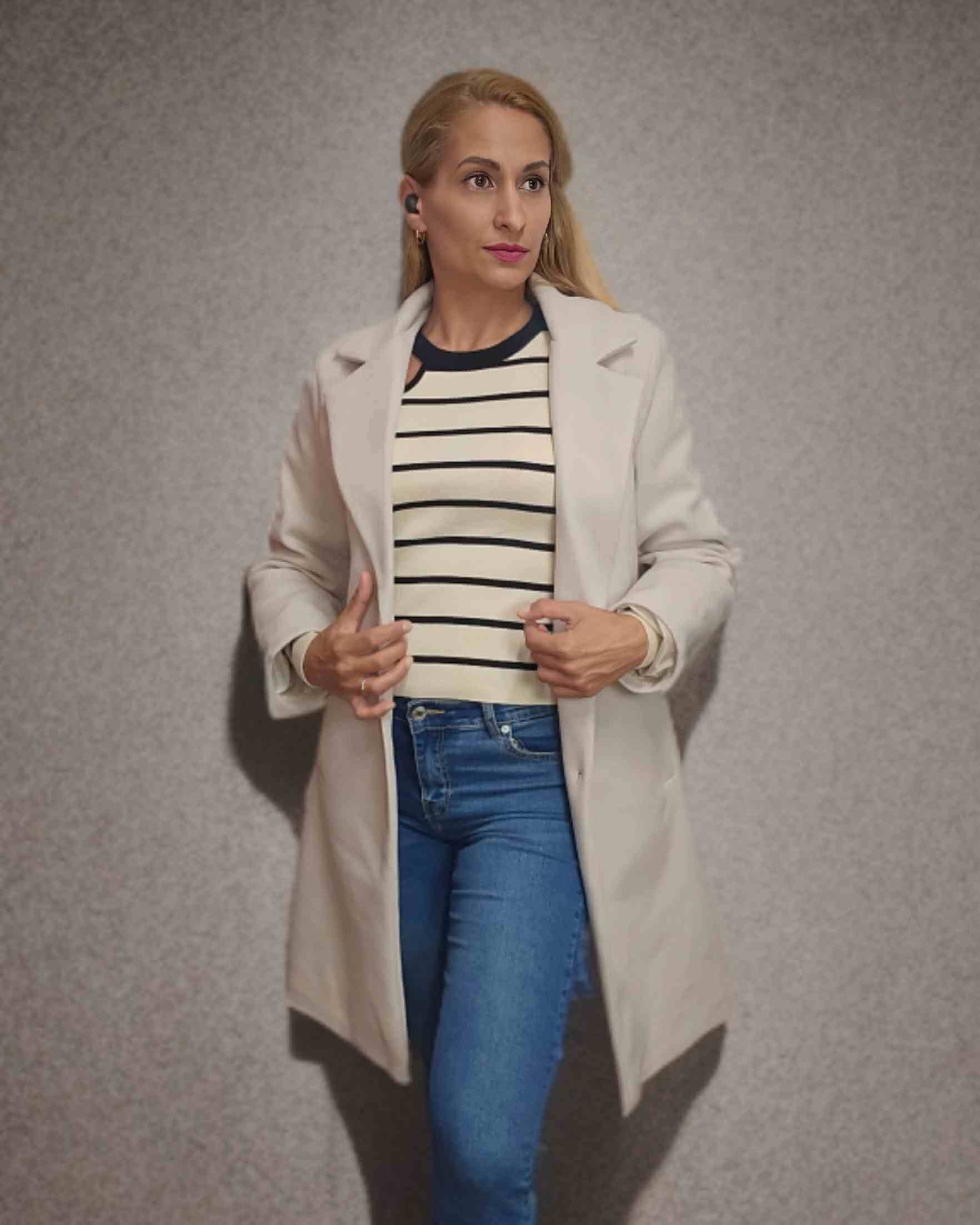 Abrigo paño cremaAbrigo Coat Clásico Crema Protégete del frio con este abrigo en confortable y cálido.Sumérgete en un estilo clásico y lujoso con nuestro abrigo de paño rojo. Con cierre de dos botones y solapa estilo blazer, este abrigo te mantendrá cómod