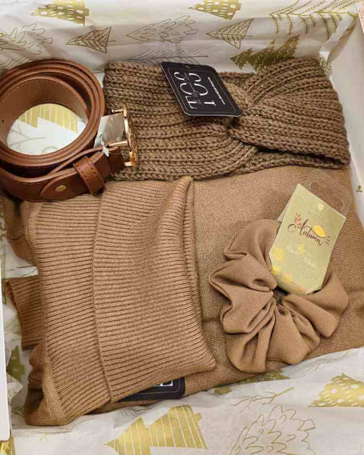 Box Navidad BraunNo sabes que regalar esta Navidad? Con nuestras box encontrarás el regalo perfecto sin dejarte la cabeza pensando eligiendo el regalo ideal🎄 Incluye: Jersey cuello alto super suave talla unica S/XL Calienta oreja lana marrón Cinturon mar