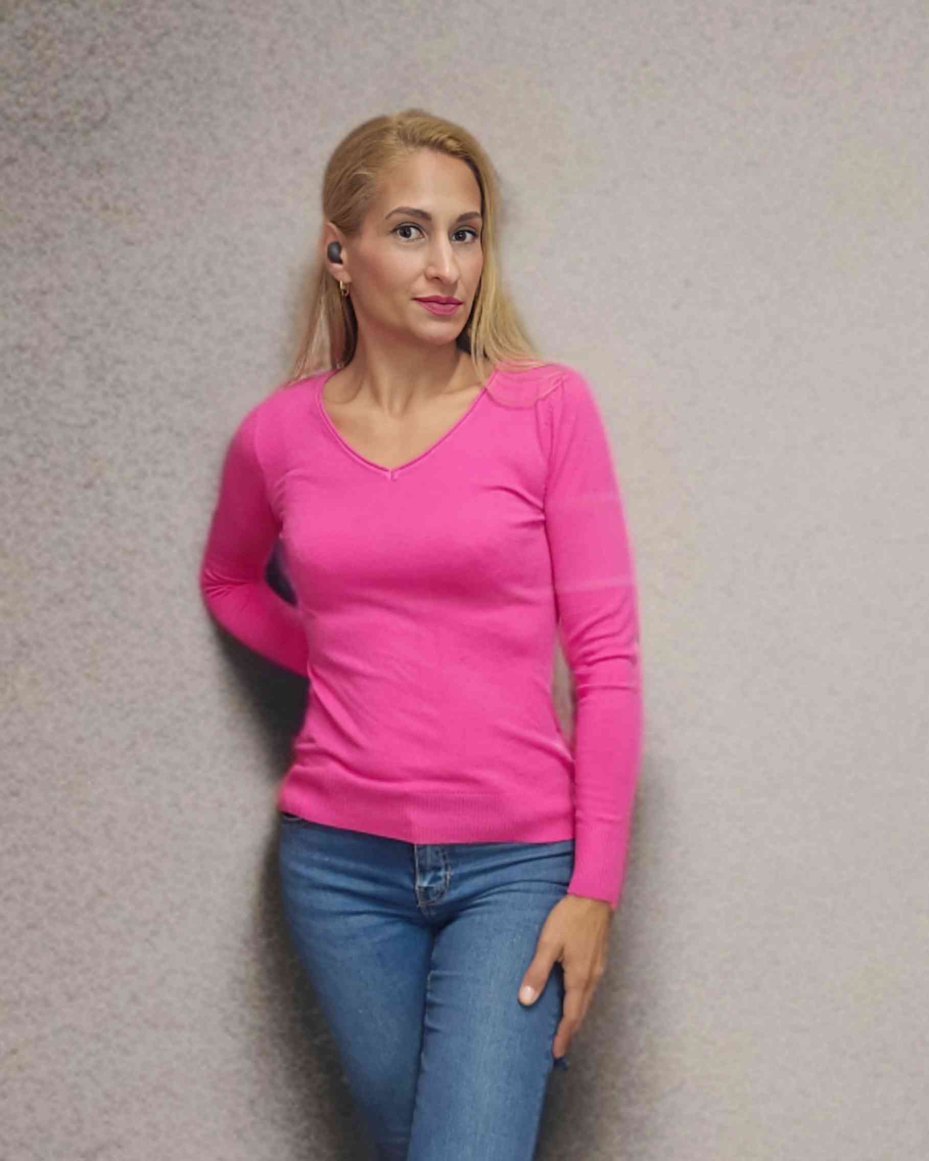 Jersey Punto Fino Suave LorianeJersey en punto fino muy suave Este jersey de punto fino te mantendrá caliente y cómoda durante todo el día, ya sea en casa o saliendo con amigos. Consigue el tuyo hoy mismo y experimenta la mezcla perfecta de estilo y confo