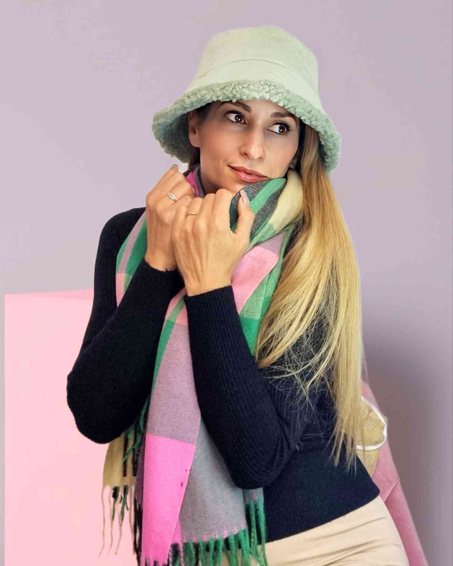 Gorro Fischerhut Reversible Dennise¡Gorro Fischerhut Reversible Dennise ofrece una combinación única de estilo y funcionalidad. Un lado de ante para un toque de frescura y otro de pelo, para mantenerte al calor. Es una adición moderna que seguramente hará