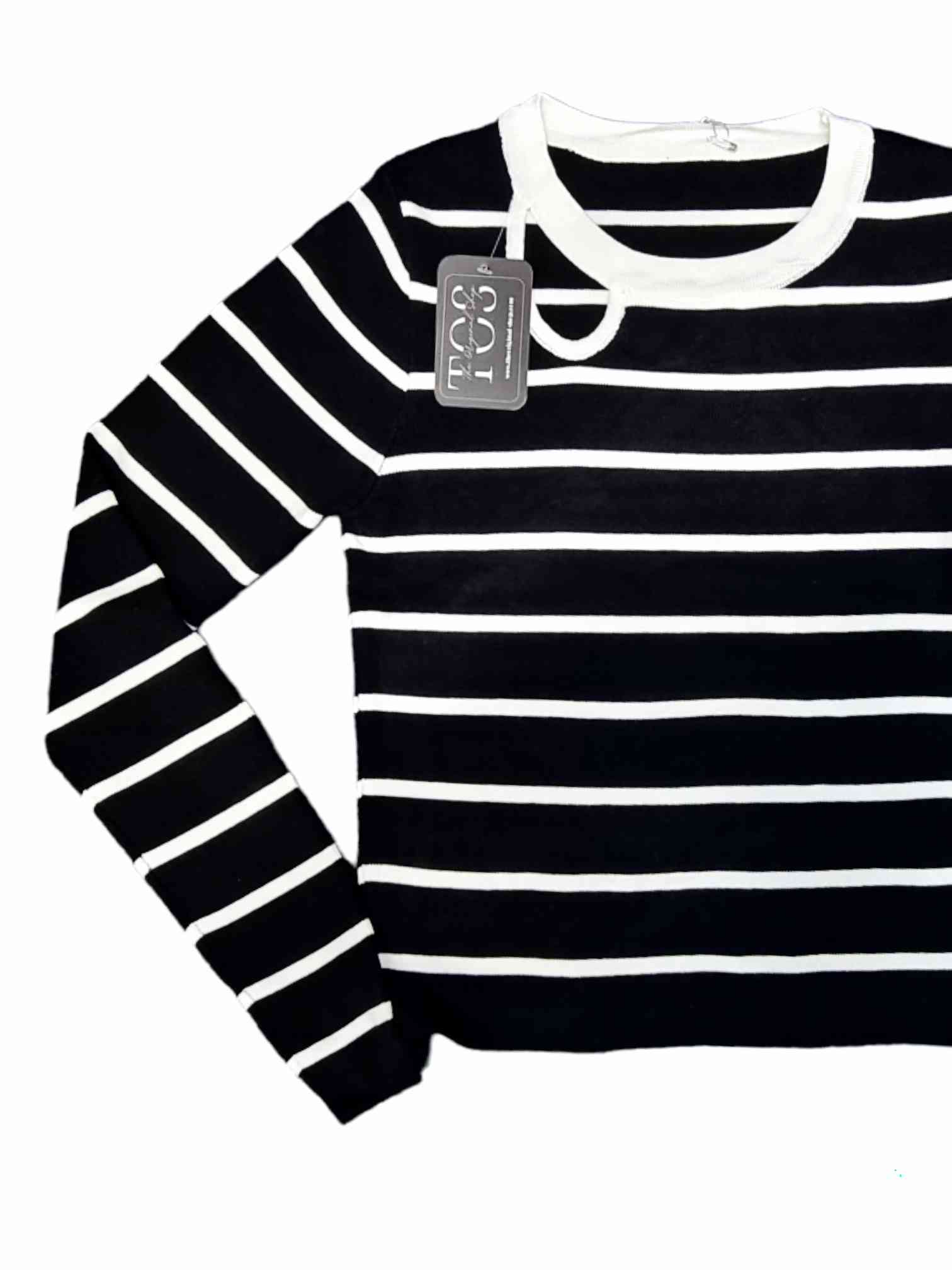 Jersey Punto Elástico BadenEste Jersey Punto Elástico Baden es el suéter perfecto para cualquier ocasión. Un hermoso sueter de rayas con detalle de abertura en la parte derecha del cuello. Hecho de tejido punto elástico para brindar confort sin importar e