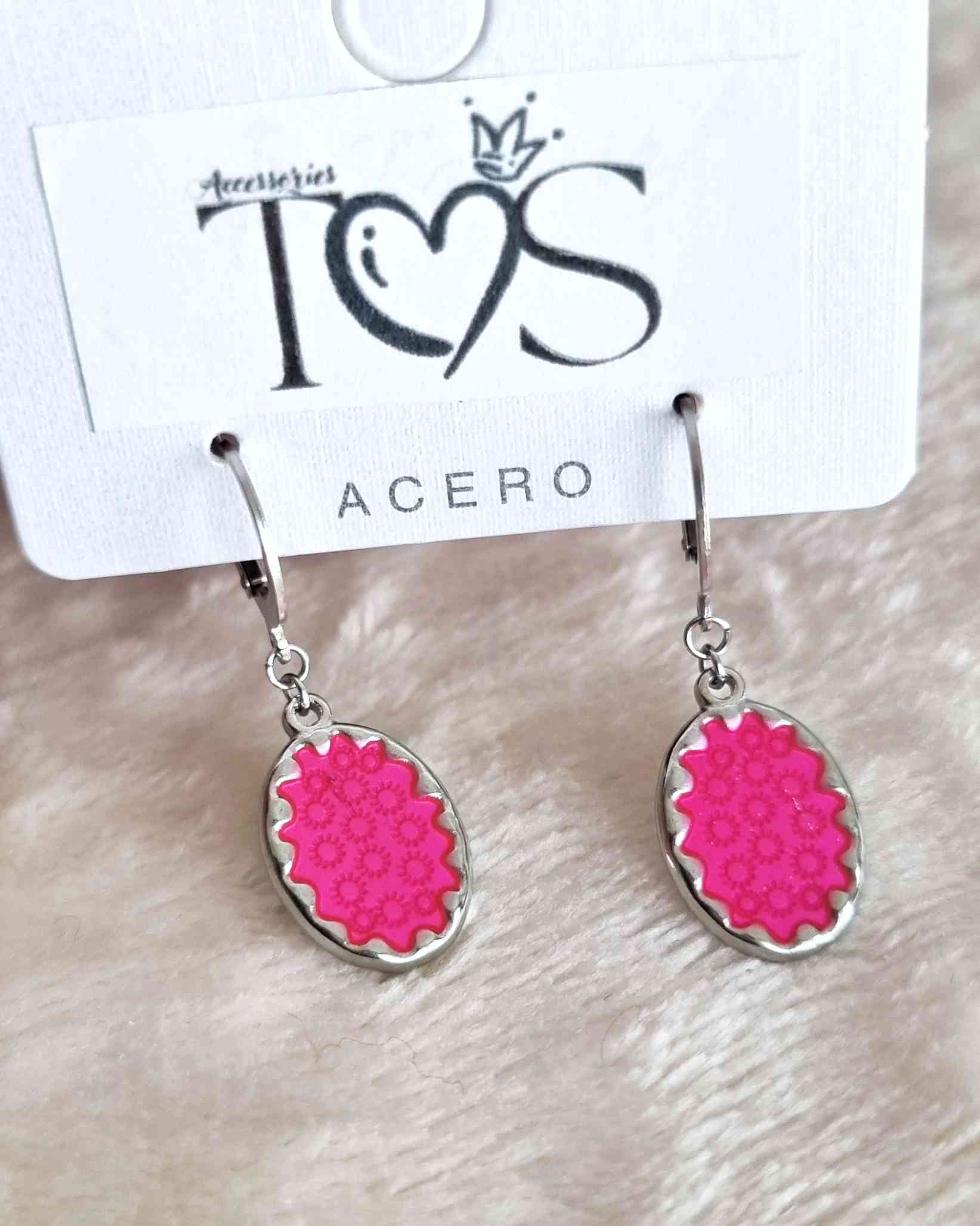 Pendientes Aarau PinkEncantarás a todos con los pendientes Aarau Blau. Su dije rosa brillante destaca con elegancia femenina. Prácticos pero con un toque de glamour, cada vez que los lleves puedes estar segura de que resaltaras con su belleza moderna. Env