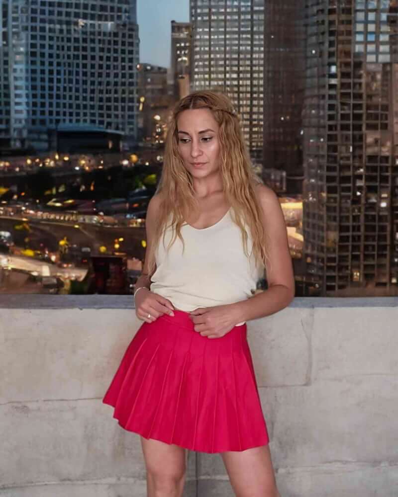 Minifalda Plisada Short - 3 ColorsFalda tablas con pantalón ¡Disfruta de la elegancia y comodidad con nuestra Minifalda Plisada Short en 3 colores! La falda plisada más amada regresa con un short incluido para mayor practicidad. Perfecta para el fin de se