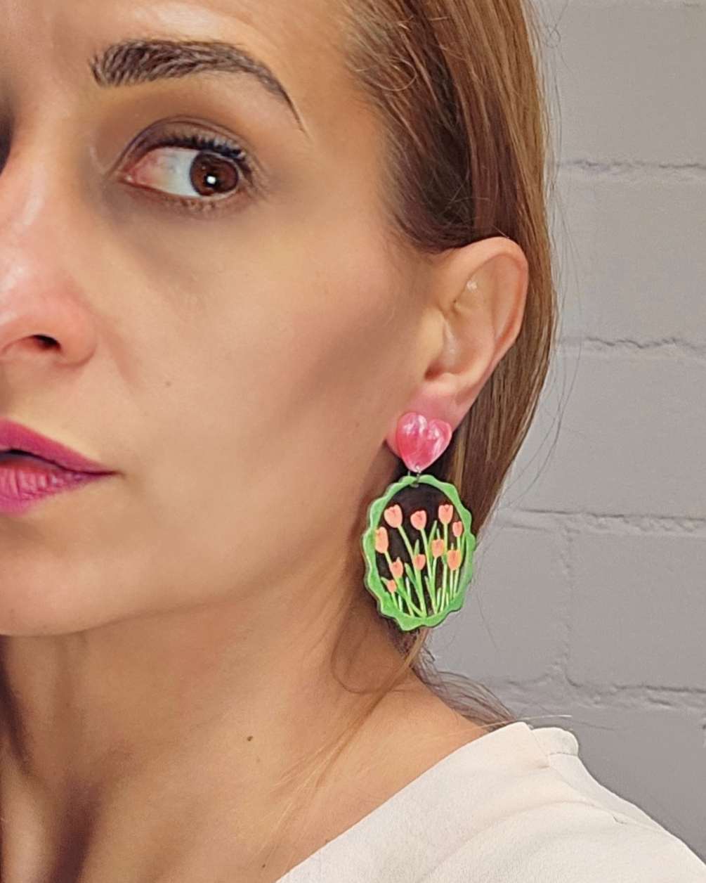 Pendientes Tulipanes Pink | Tulpen OhrringeLos Pendientes Tulipanes Pink son una hermosa joya adornada con elegantes tulipanes en tonos verdes y rosados sobre un fondo transparente. Añade un toque de encanto y delicadeza a tu atuendo con estos pendientes.