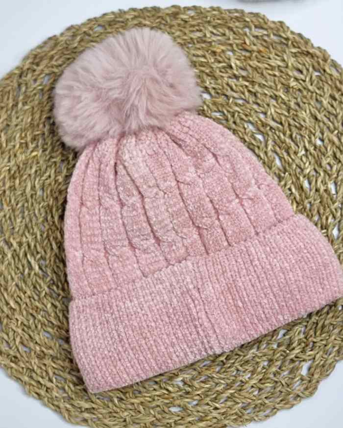 Gorro Polar Pink | Polar-Wintermütze Pink¡No te preocupes por el frío del invierno! El gorro Polar Pink es perfecto para protegerte sin provocar molestias. Su forro de pelito suave, además de su lindo pompón decorativo, te ofrecen una experiencia práctica