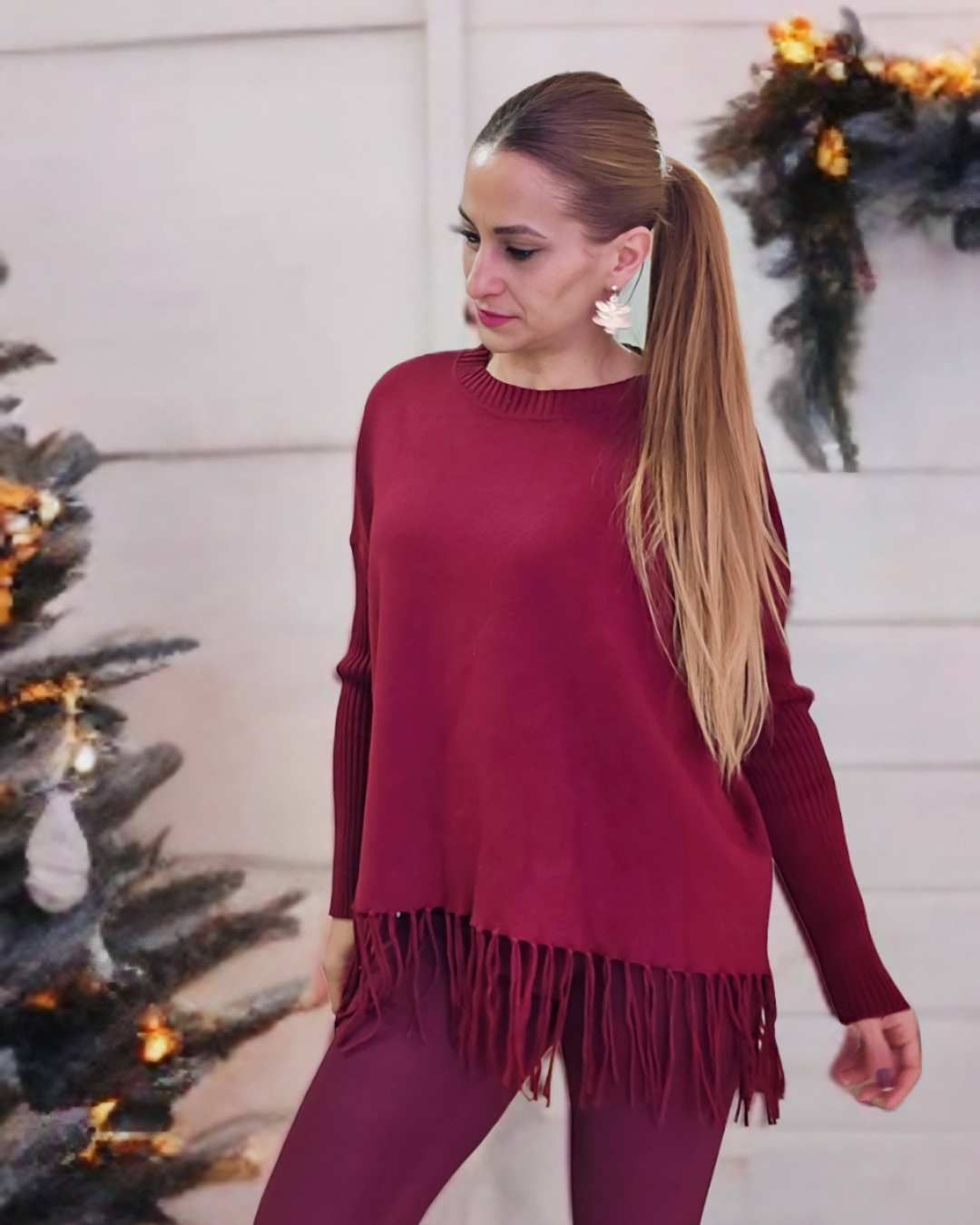 Jersey Flecos Cherry Red¡TOS Boutique presenta la tendencia de esta temporada! Descubre nuestro moderno jersey, hecho con material suave y cómodo y detalles decflecos. ¡Color tendencia para estar a la moda y disfruta del estilo único que ofrece! Disponibl
