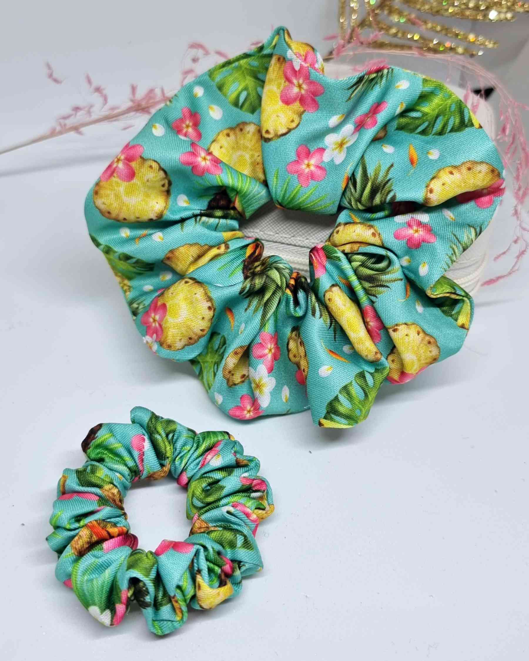 Scrunchie set tropical |Mama & Tochter Haargummie🍍¡Un set tropical es lo que necesitas para refrescar tus outfits del verano! Estos scrunchies de mamá & hija tienen un estampado muy llamativo con piñas y flores tropicales. ¡Deja que tu cabello se vista d