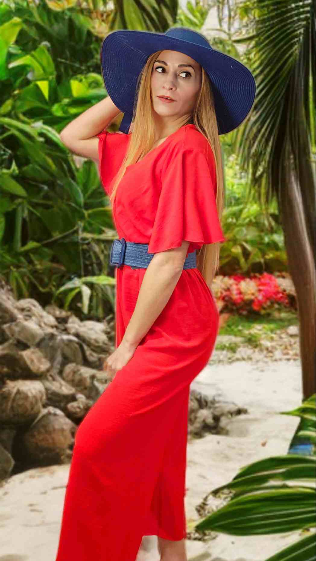 Overall Palazzo Ancho GenoveMono ancho con cintura elástica y cinturón Cómodo y elegante para cualquier evento o para cada dia. Color fucsia vibrante y en tendencia que aporta mucha luz a la piel. Largo 3/4. Talla única S/XL Envíos: Suiza 10/15 días Europ