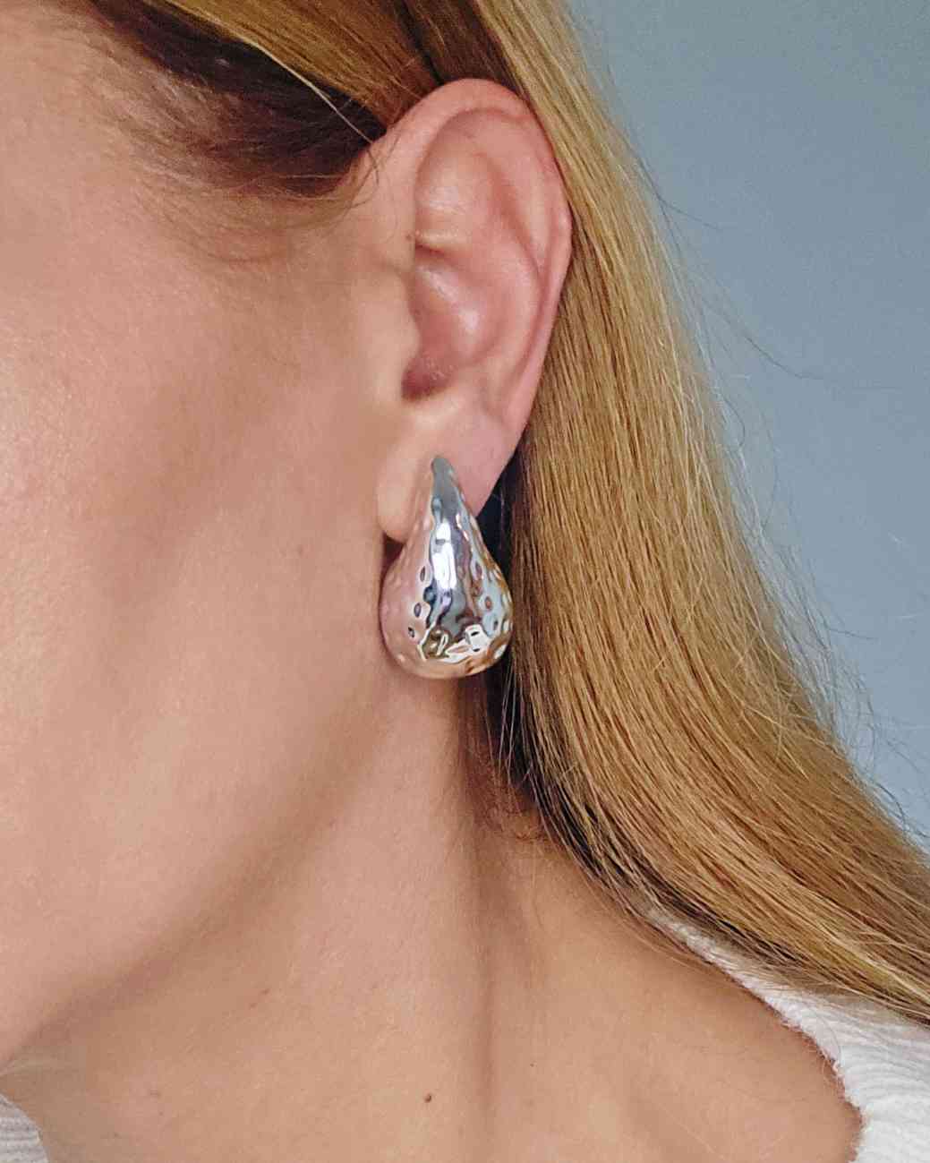 Pendientes Gota TendenciaPendientes gota tendencia Maravillosos pendientes en tendencia con forma de gota. Brillo espectacular en plateado Acero inoxidable Envío: Suiza 2/4 días Europa 5/9 días