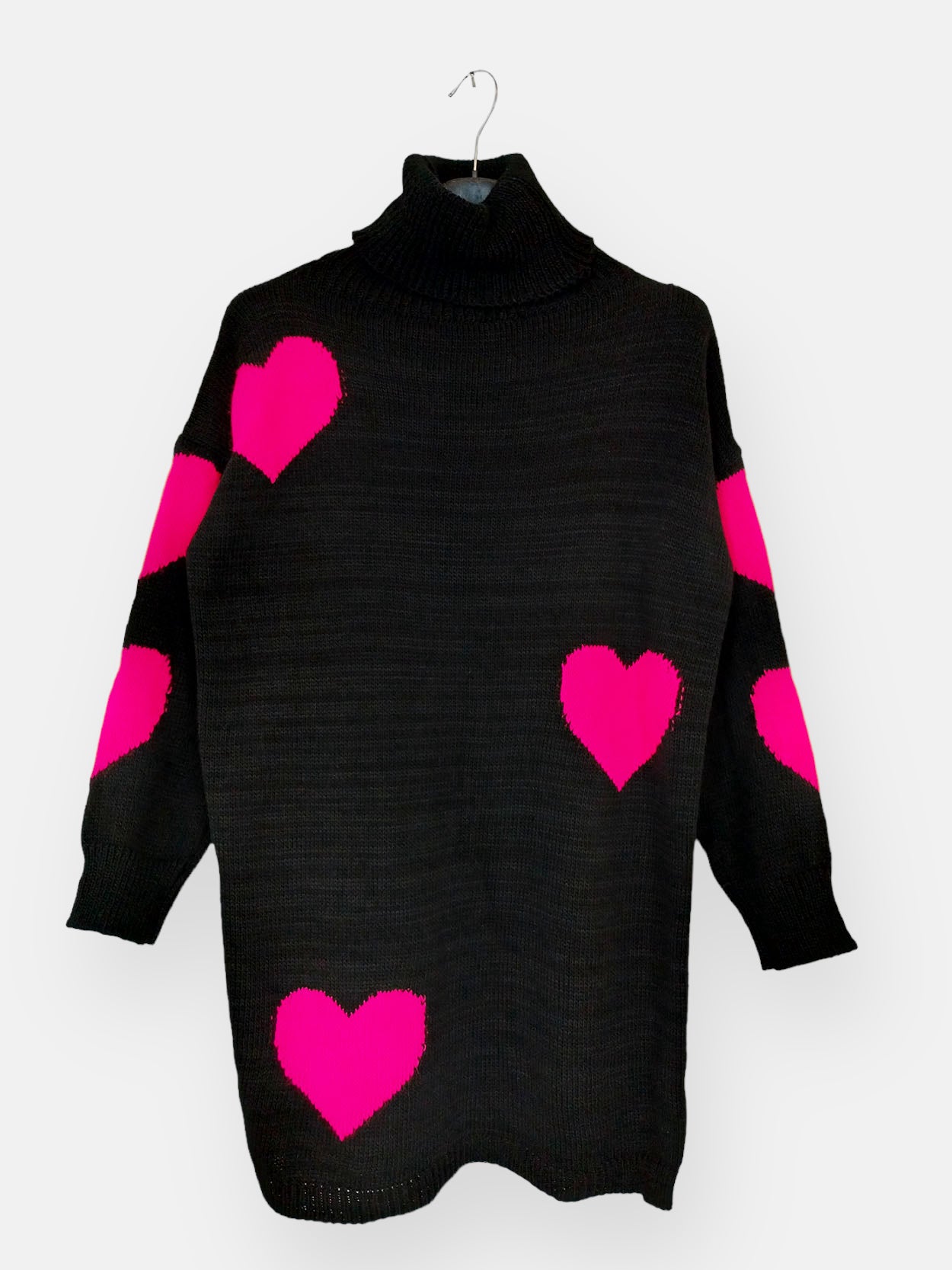Vestido Punto Corazones- 5 ColoresEste Vestido Punto Corazones es un increíble vestido oversize, con un cuello alto muy cómodo y moderno. Su diseño incluye corazones decorando a contraste, agregando un toque único y diferente. Además, su talla única se ad
