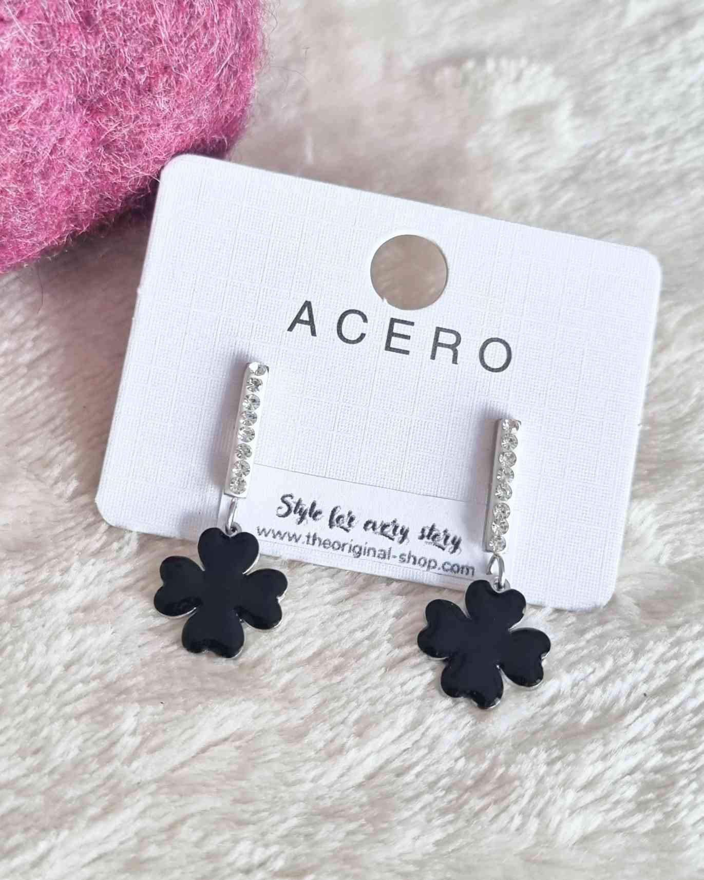 Pendientes Trebol NegrosDiseñados para sorprender, nuestros pendientes Suerte Blancos están fabricados con acero de alta calidad y están adornados con una hermosa hoja de trébol blanca y delicados brillantes. ¡La suerte está de tu lado con estos pendiente