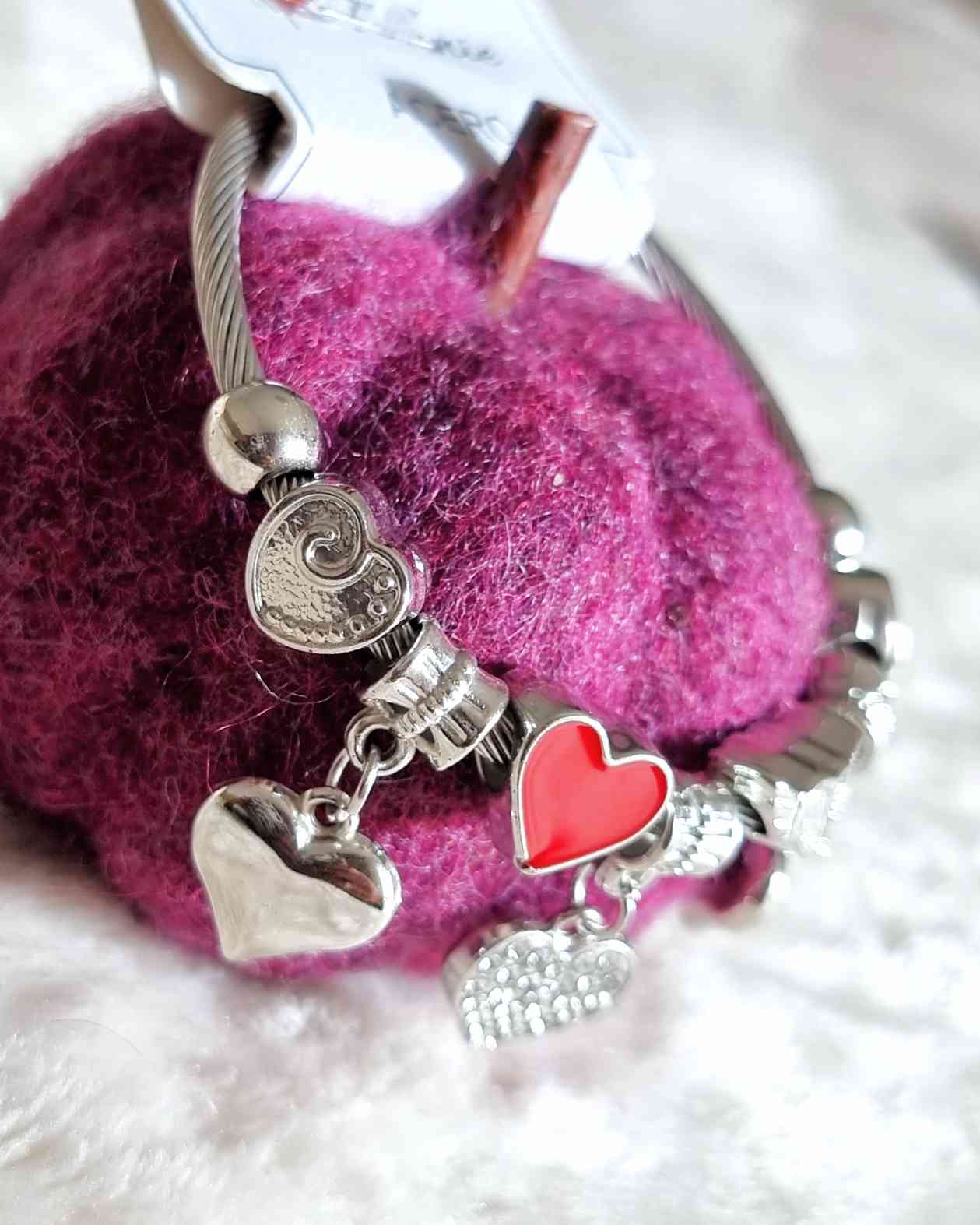 Pulsera Esencia AmoreOrganiza tu look con esta preciosa Pulsera Esencia Roja, que destaca por sus tonos brillantes y sus colgantes decorativos. Diseñada para proporcionar a tu look un toque de sofisticación, tu estilo se volverá aún más único. ¡Inclina la
