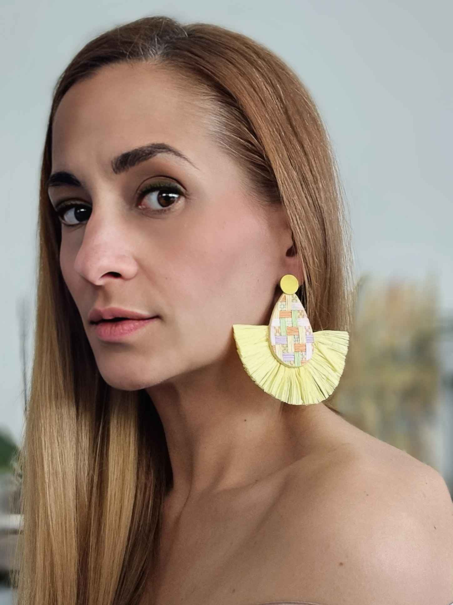 Pendientes Kenia |Accesorios Verano¡Luce impresionante con los Pendientes Kenia en tus looks veraniegos! Estos pendientes grandes amarillos se destacan con vitalidad y optimismo, dándole a tu imagen un toque divertido y despreocupado para el calor del ver