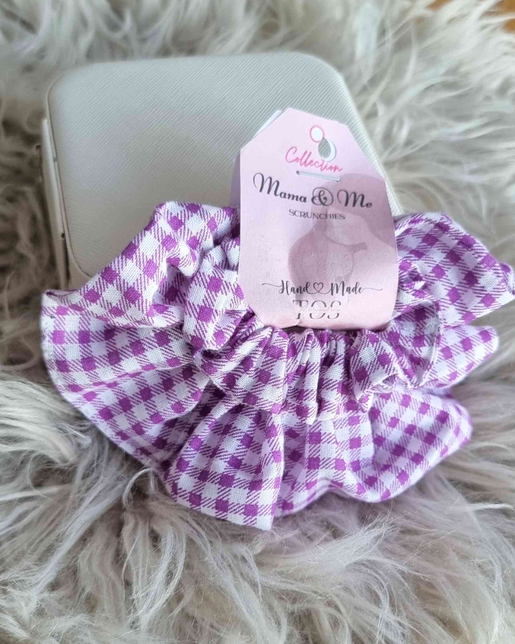 Scrunchie Set Mama & Me - Vichy Lila | HandmadeColeteros mama & mini vichy lila ¡Enamora a todos a la vez con este set de scrunchie Mama & Me! Trae dos coleteros iguales, uno para ti y otro para tu mini me. El estampado de cuadros vichy morados es un must