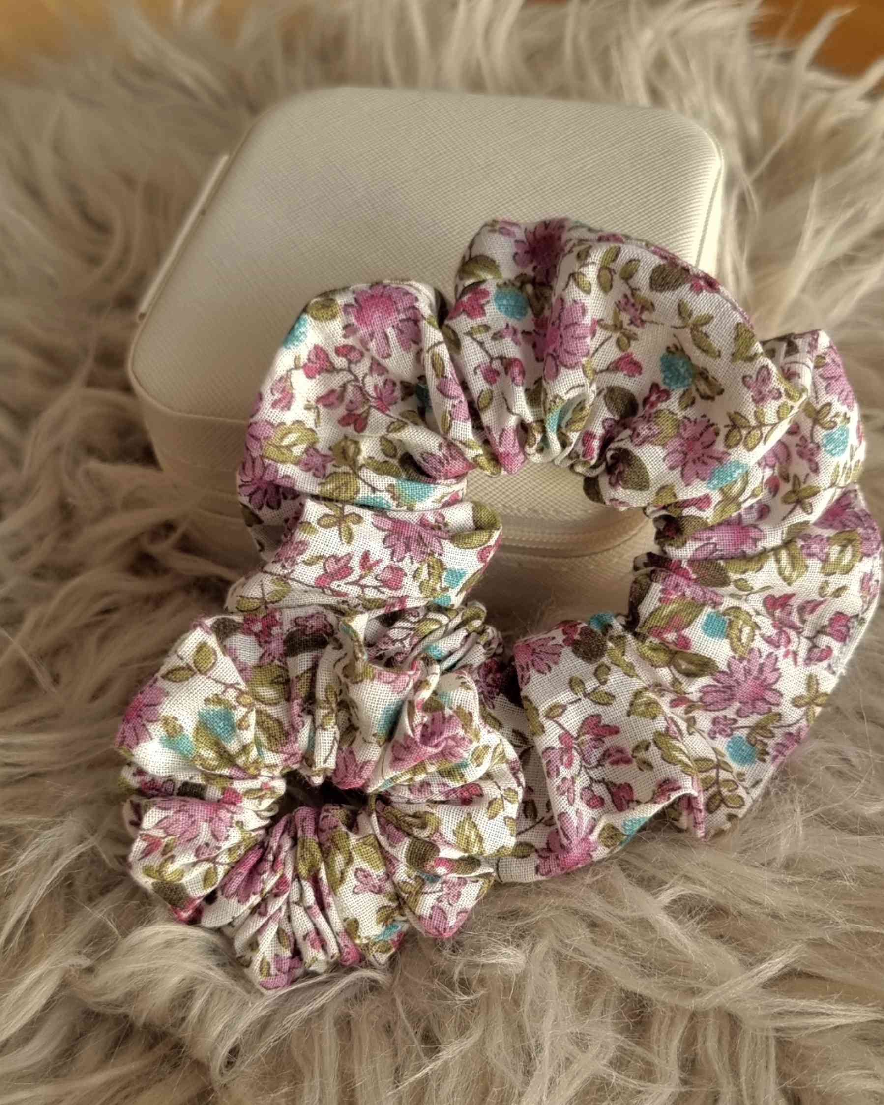 Scrunchie set Mama & Me Vintage FloralMama & Me set scrunchies Disfruta de un encuentro divertido con tu hija usando el set Mama & Me Vintage Floral. El set incluye 2 coleteros de diseño vintage con flores, que no solo son lindos, sino también prácticos y
