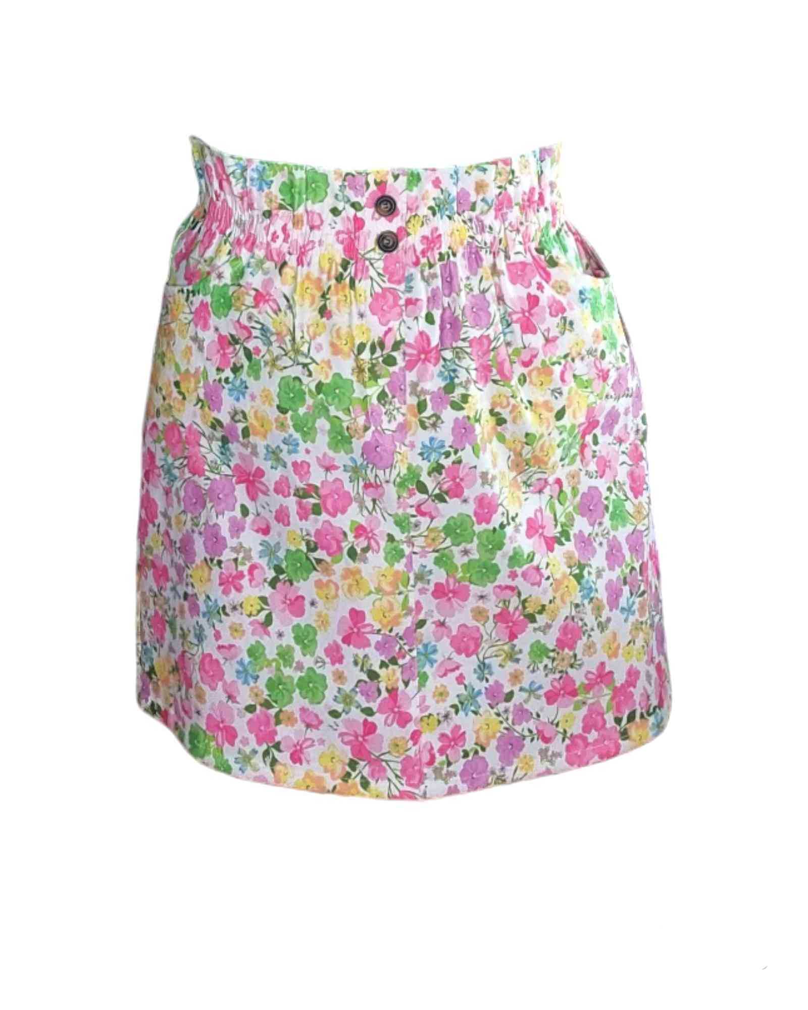 Falda paper bag 3 ColoresFalda cintura paper bag ¡No hay nada más elegante que nuestra Falda paper bag disponible en 3 colores! Esta falda con estampado de flores va a destacar el estilo único de cualquier mujer. LIgera y fresca, esta falda es talla única