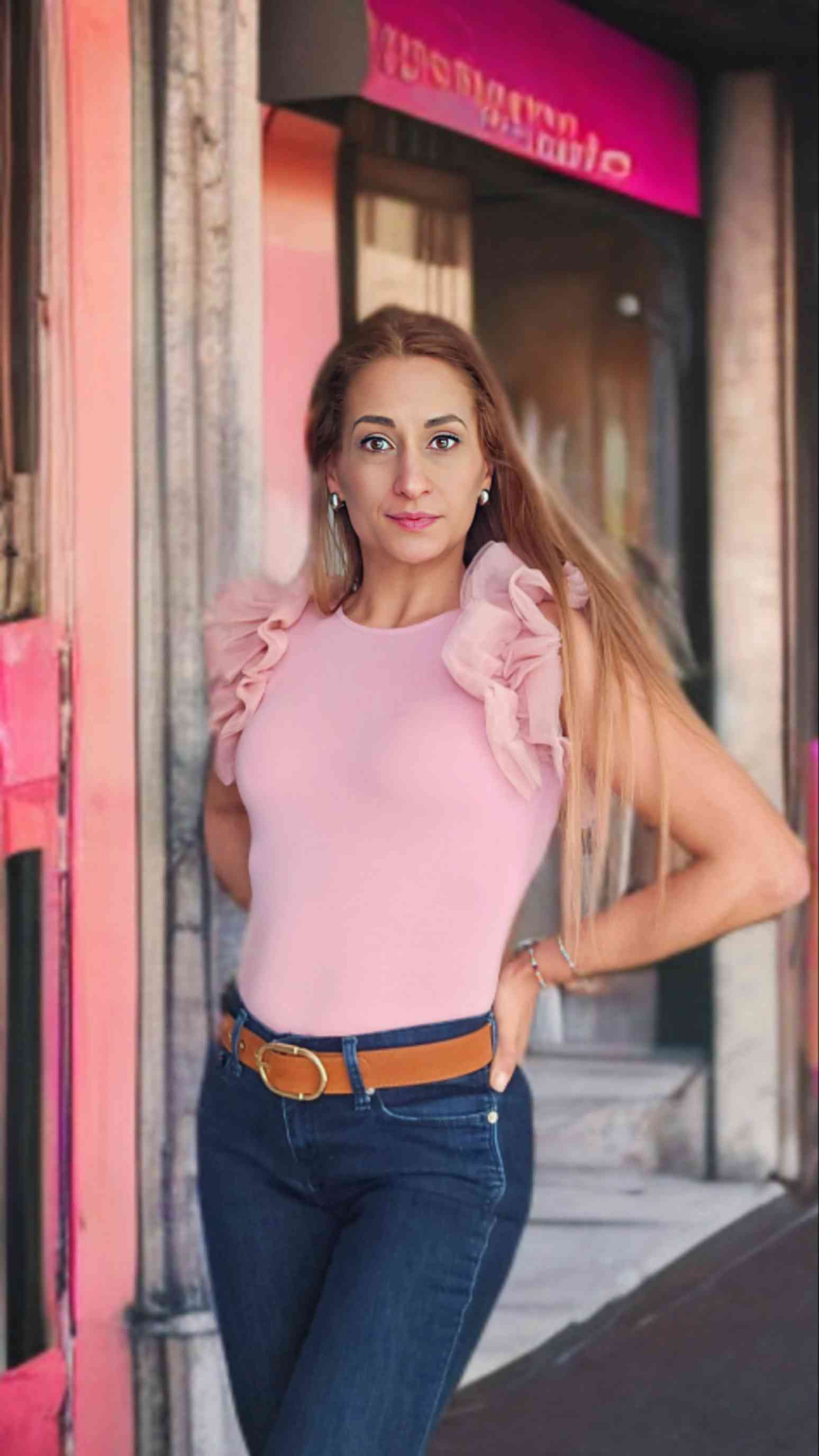 T-Shirt Body Tul Ariana Pink¡Viste con estilo y comodidad con la camiseta Body Tul Ariana! Esta camiseta tiene mangas de tul elegantes y está hecha de un tejido elástico que se ajusta perfectamente a cualquier talla, desde XS hasta XL. ¡Siéntete elegante