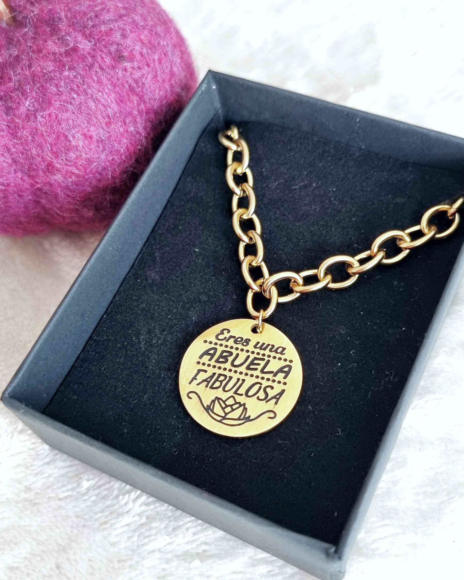 Pulsera / Colgante bolso " Abuela Fabulosa "Regala a tu abuela favorita la pulsera/colgante "Abuela Fabulosa" que ella se merece. Hecho en acero inoxidable de gran calidad, con la frase grabada a laser "Abuela Fabulosa" para recordarle siempre que es fabu