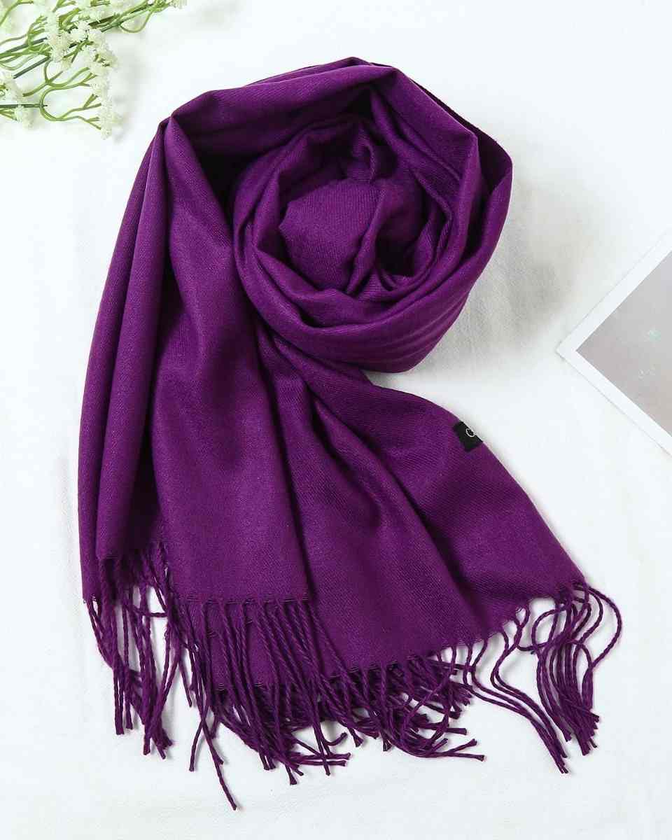 Pashmina Violeta Flecos¡Mantente abrigada y con estilo esta temporada con nuestra Pashmina Violeta con flecos decorativos y un diseño de Schal exclusivo! Ideal para mujeres que buscan un accesorio elegante y práctico. ¡Atrévete a destacar con nuestra Pash