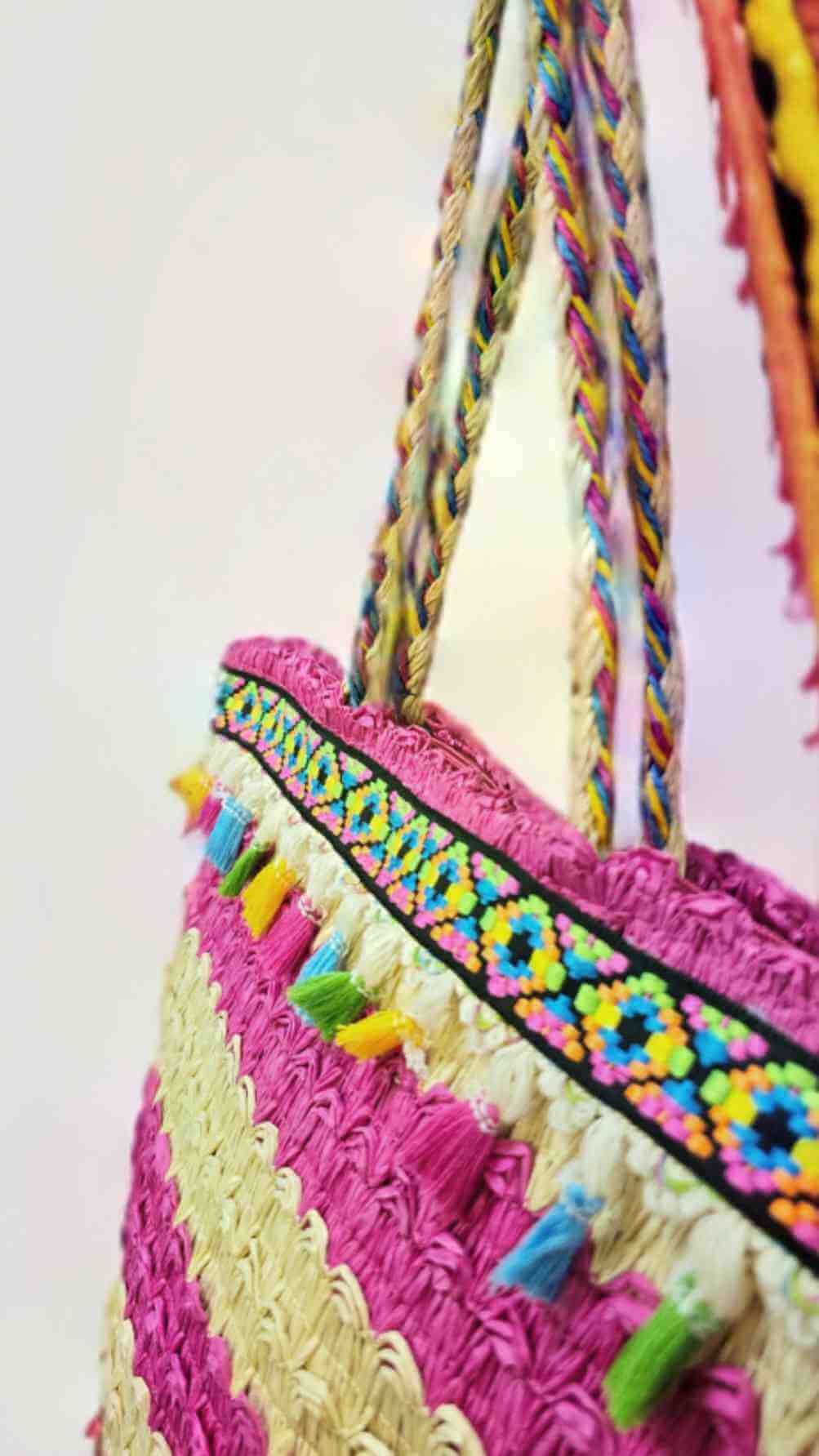 Bolso Verano CalettaBolso verano Valetta El bolso de verano Caletta es ideal para complementar tu estilo en la temporada estival. Con su diseño rectangular estilo rafia, bolsillo interior y forro, es perfecto para llevar tus pertenencias de manera organiz