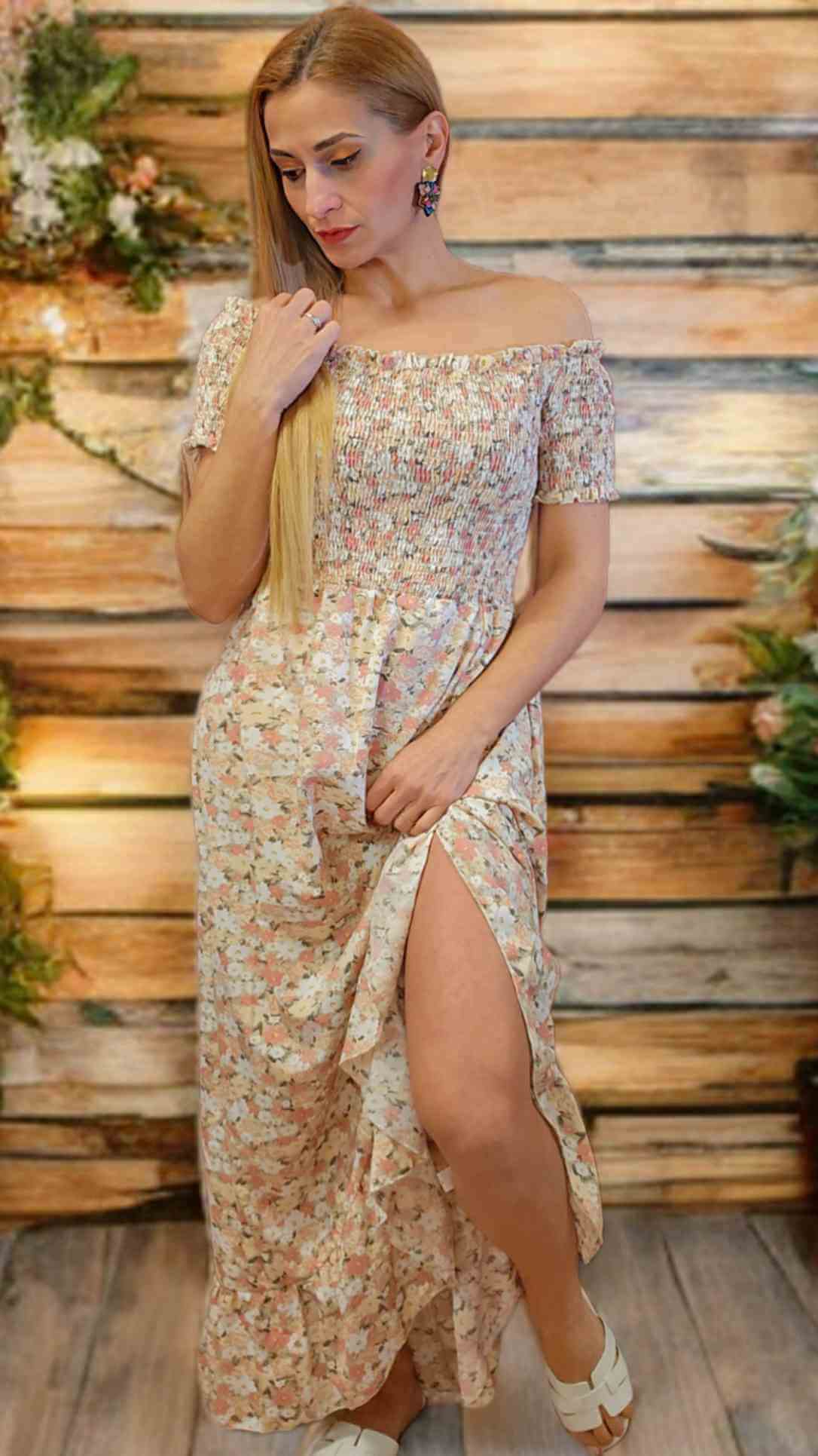 Vestido Bohemio SiloaEste vestido bohemio Siloa en tonos beige presenta un diseño estampado y volante en el bajo. Con top nido de abeja, puede ser usado con escote lastrado en los hombros o estilo manga, brindando versatilidad y comodidad. Perfecto para u