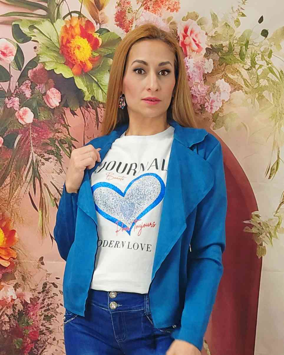 T-Shirt Algodón Journal BlueEsta camiseta de algodón Journal es ideal para cualquier ocasión. Su diseño de corazón con brillantes es elegante y añade un toque de glamour a su look. Con cuello redondo y manga corta, está hecha con 95% de algodón para una c