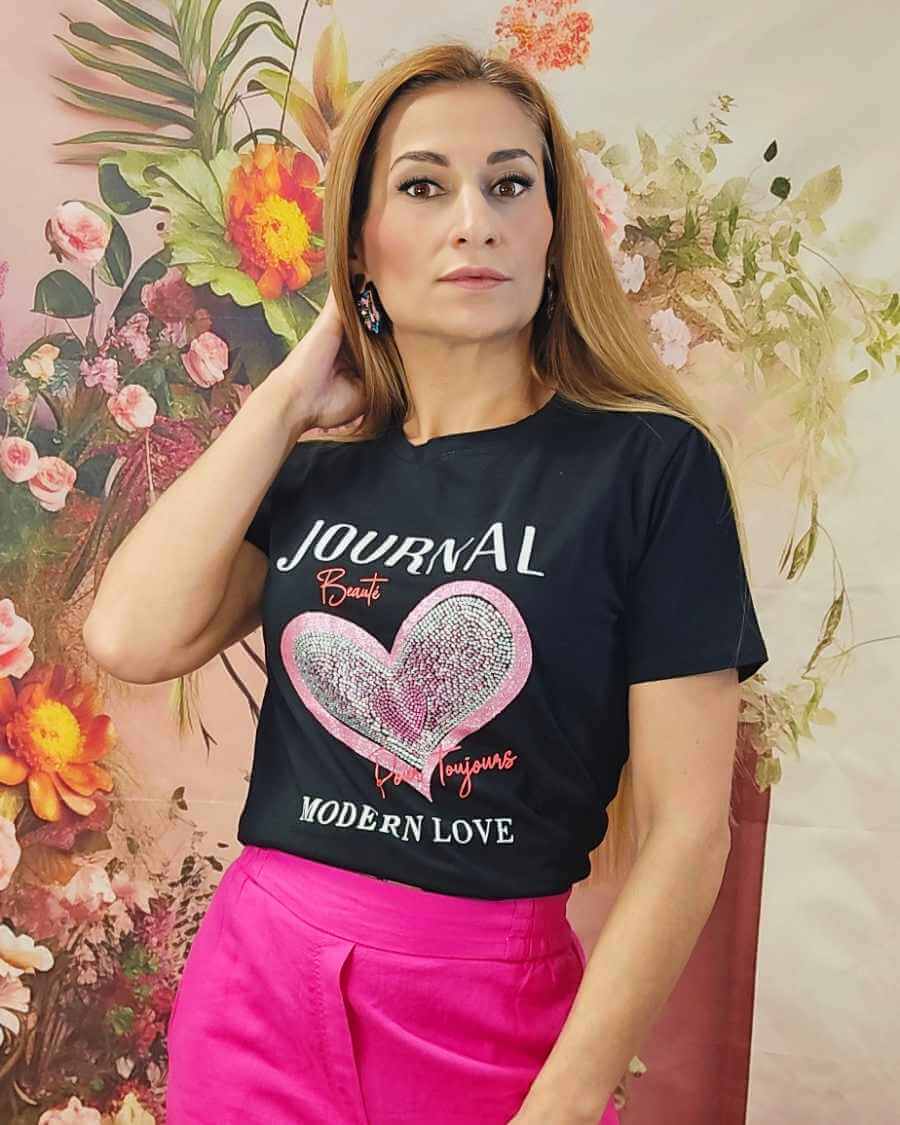 T-Shirt Algodón Journal Black PinkEsta camiseta de algodón Journal es ideal para cualquier ocasión. Su diseño de corazón con brillantes es elegante y añade un toque de glamour a su look. Con cuello redondo y manga corta, está hecha con 95% de algodón para