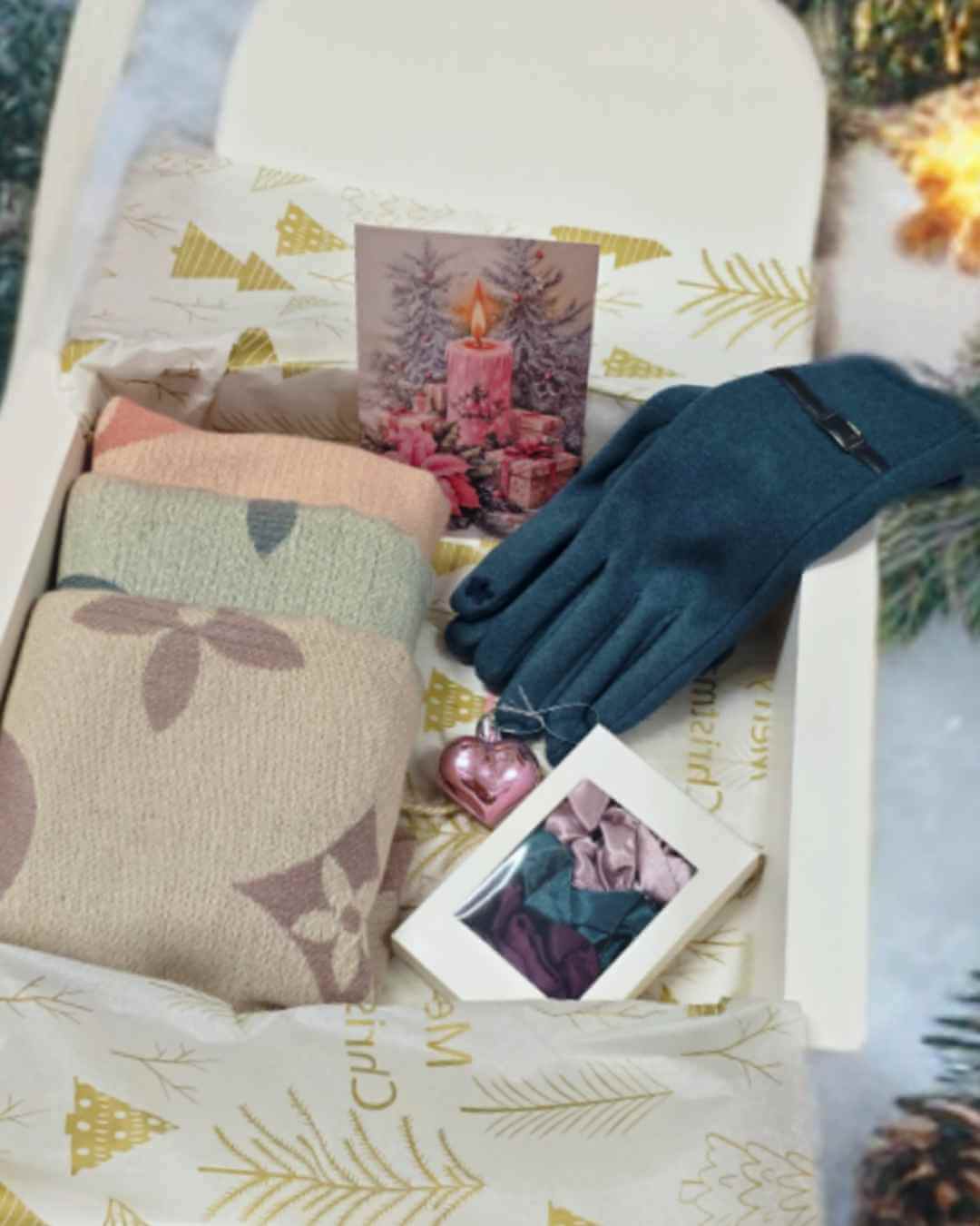 Box Navidad ScrunchiesNo sabes que regalar esta Navidad? Con nuestras box encontrarás el regalo perfecto sin dejarte la cabeza pensando eligiendo el regalo ideal🎄 Incluye: Bufanda XL Tacto cashmere Guantes touch screen gris azulado Scrunchie Box Set 3 Ca