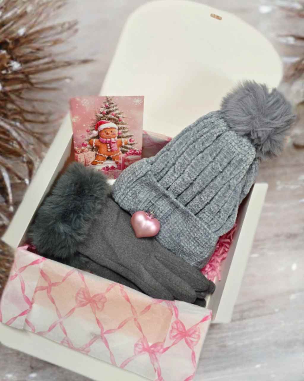 Gift Box - Selección GrisNo sabes que regalar esta Navidad? Con nuestras box encontrarás el regalo perfecto sin dejarte la cabeza pensando eligiendo el regalo ideal🎄 Incluye: Gorro polar pelito con pompon Guantes touch screen gris Caja Papel de seda navi