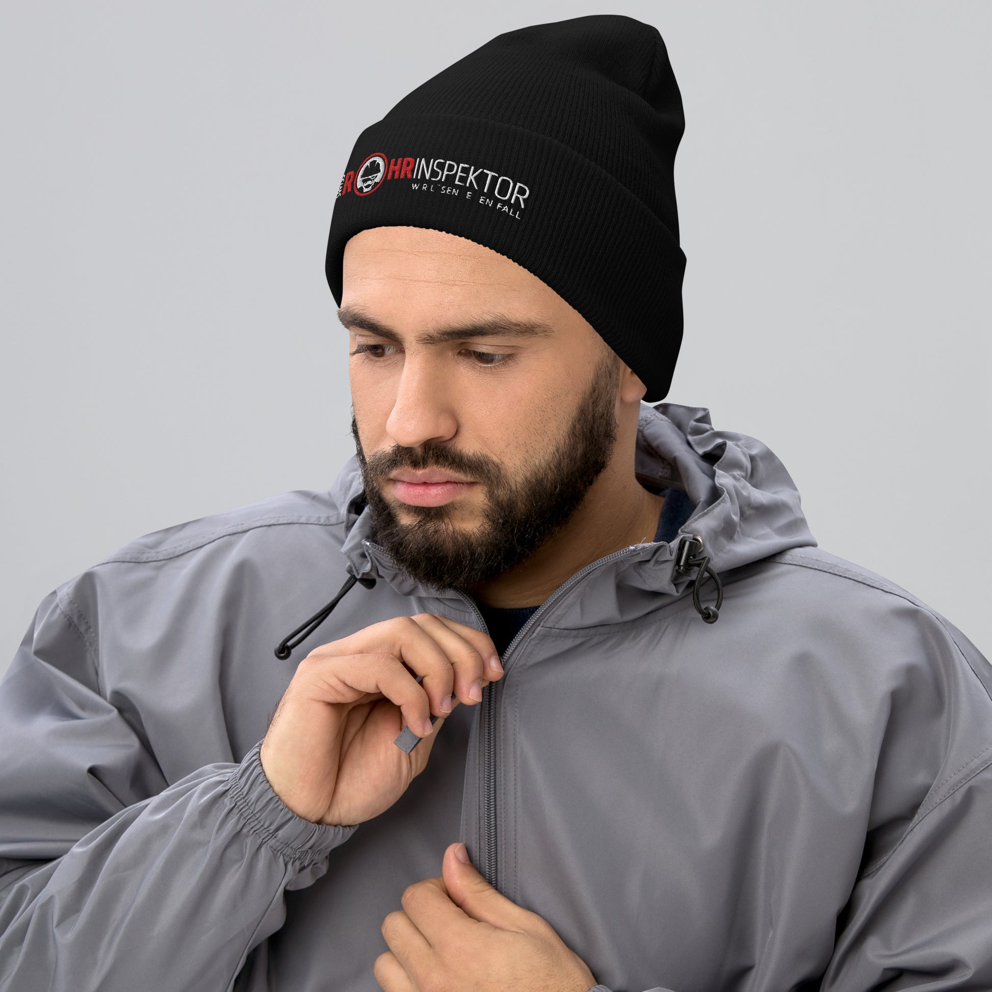 Swiss Rohrinspektor GmbH - Umgeschlagene BeanieEine eng anliegende, kuschlige Beanie mit Umschlag. Hält deinen Kopf warm und verleiht deiner Garderobe Charm. • 100 % Turbo-Acryl • Länge: 30 cm • Hypoallergen • Unisex • Handwäsche möglich • Rohprodukt bezo