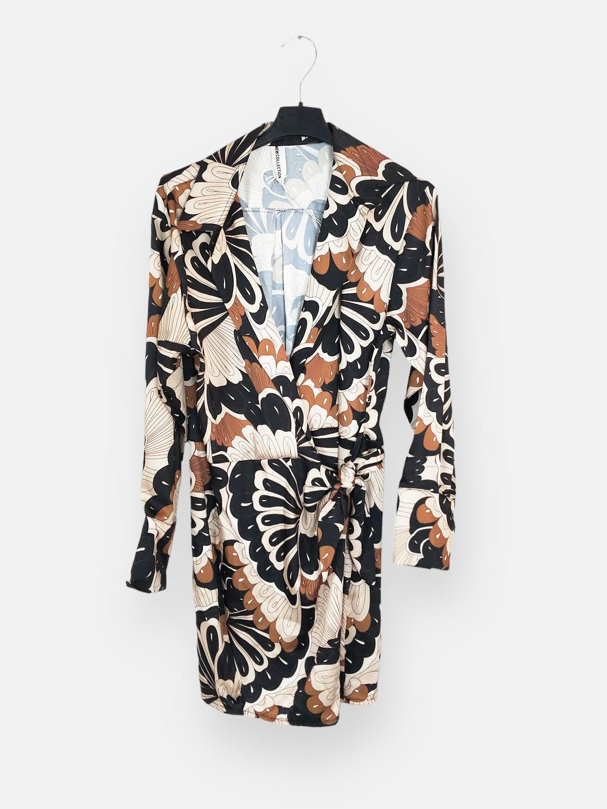 Vestido Fantasia Tendencia | 6 ColoresVestido Fantasia Tendencia Con un escote en V con estampado de fantasía que destaca entre los colores de moda, este vestido te ofrece un estilo único. Resalta tu figura con su cinta que se amarra en la cintura Caracte