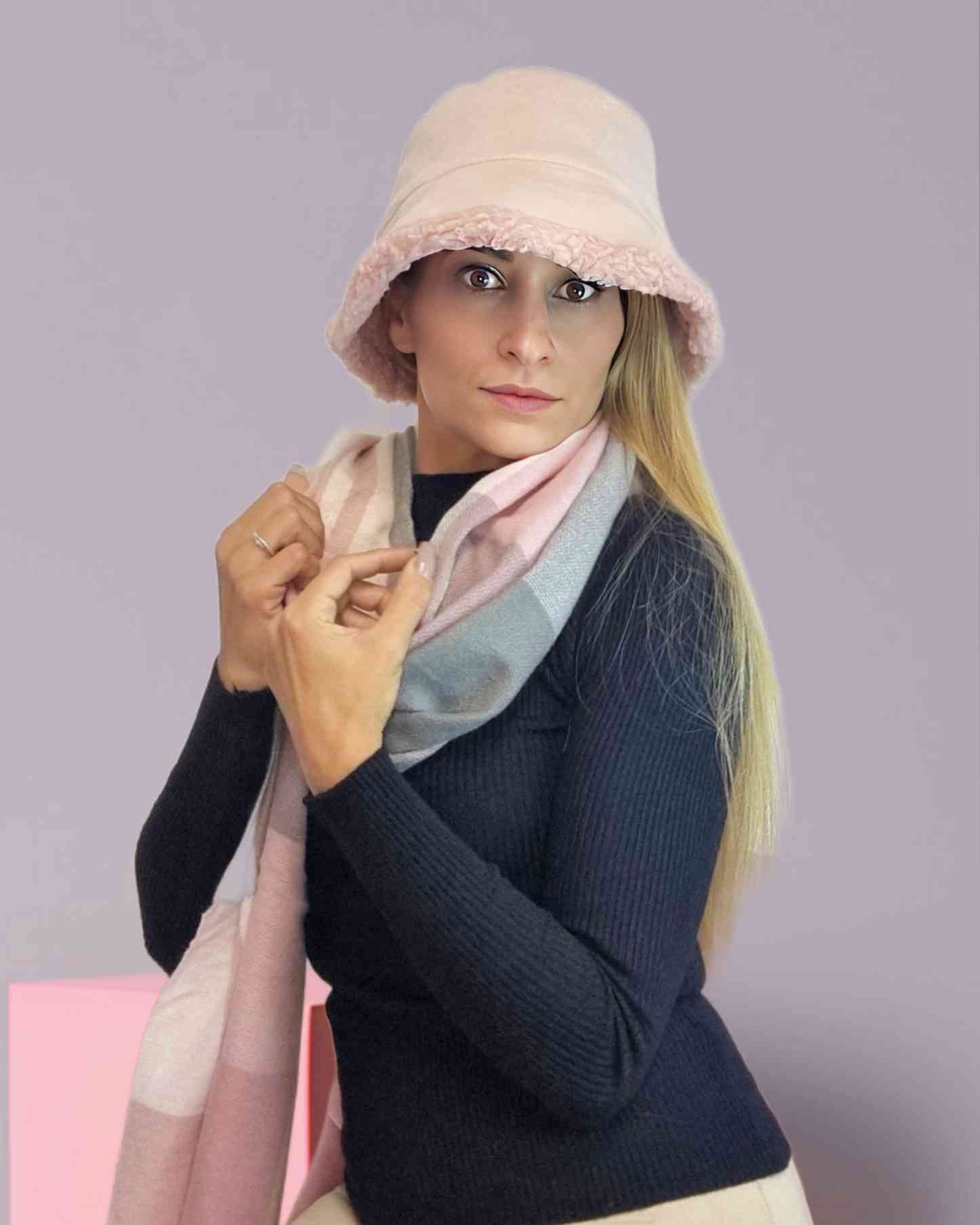 Gorro Fischerhut Reversible Giselle¡Gorro Fischerhut Reversible Melody ofrece una combinación única de estilo y funcionalidad. Un lado de ante para un toque de frescura y otro de pelo, para mantenerte al calor. Es una adición moderna que seguramente hará
