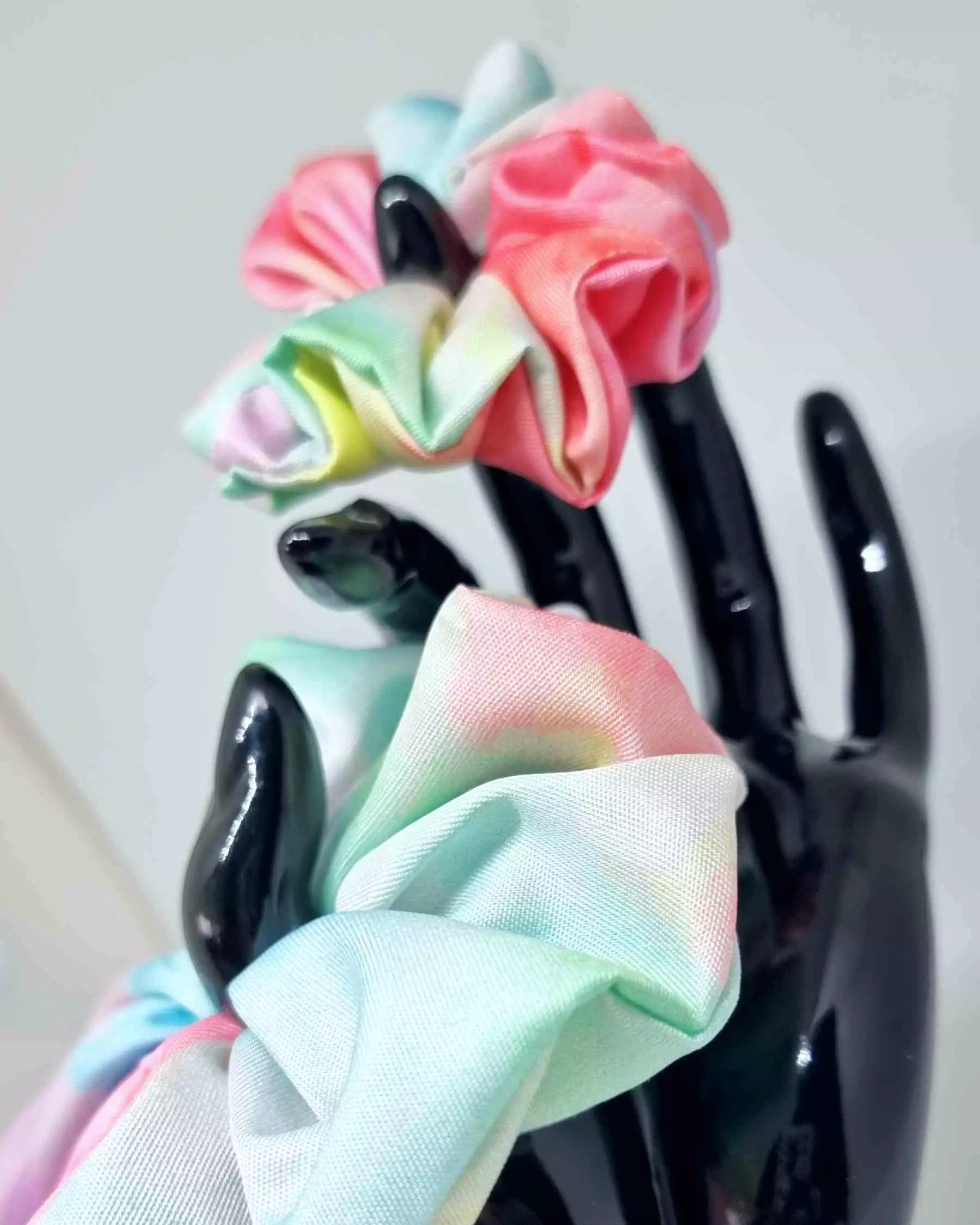 Scrunchie Mama & Me Tye DieDale a tu look de verano un toque único con el set de 2 coleteros Scrunchie Mama & Me Tye Die. Incluye 1 para la mamá de 12 cm y uno para la hija de 8 cm, hechos a mano con estampado colorido. Cuida tu cabello mientras luces un