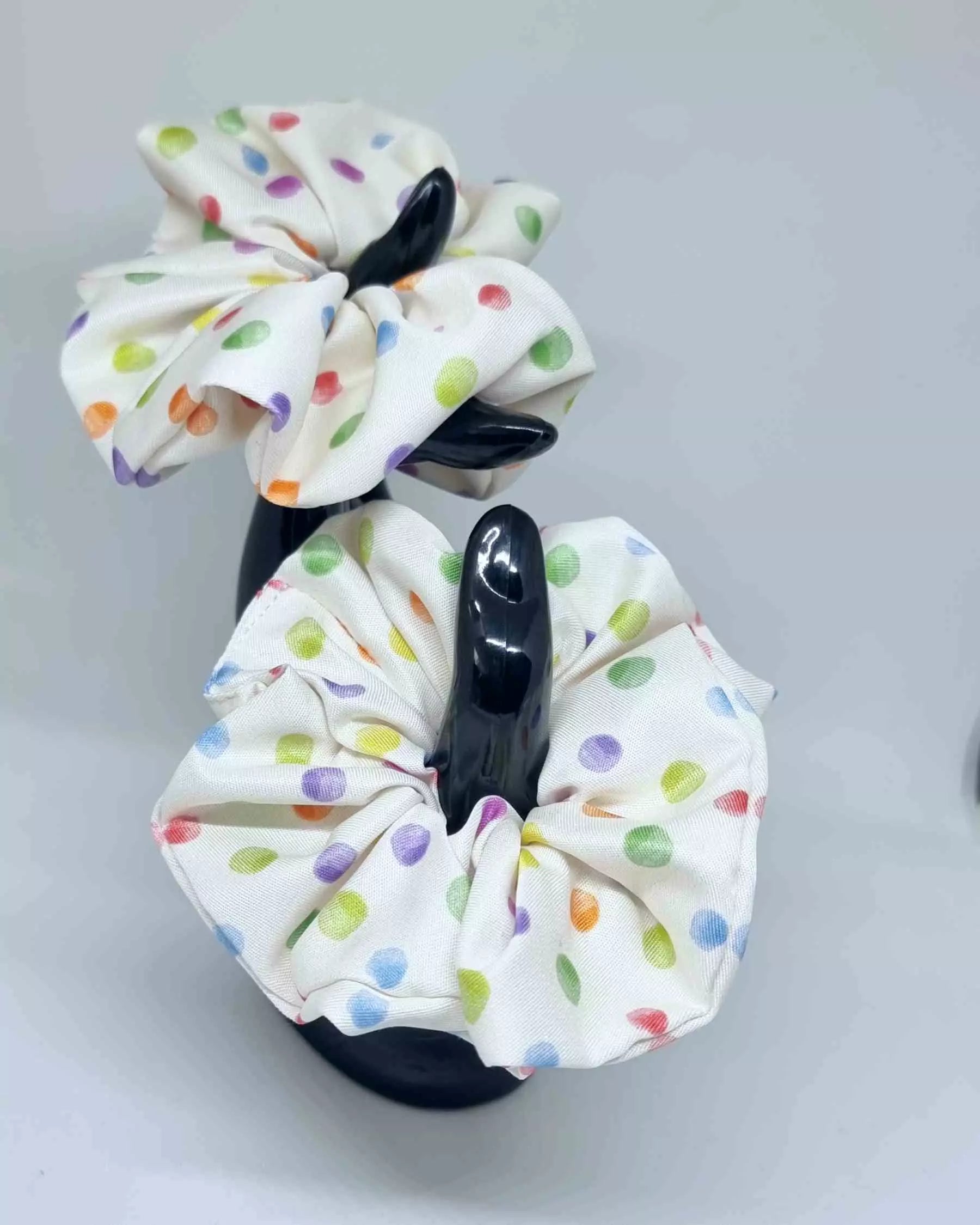 Scrunchie Feria Lunares | Haargummi HandmadeEste Scrunchie Feria Lunares es el accesorio perfecto para aportar un toque de sofisticación y estilo a tu look. Hecho a mano con divertidos lunares en colores exquisitos, este coletero no solamente mimará tu ca