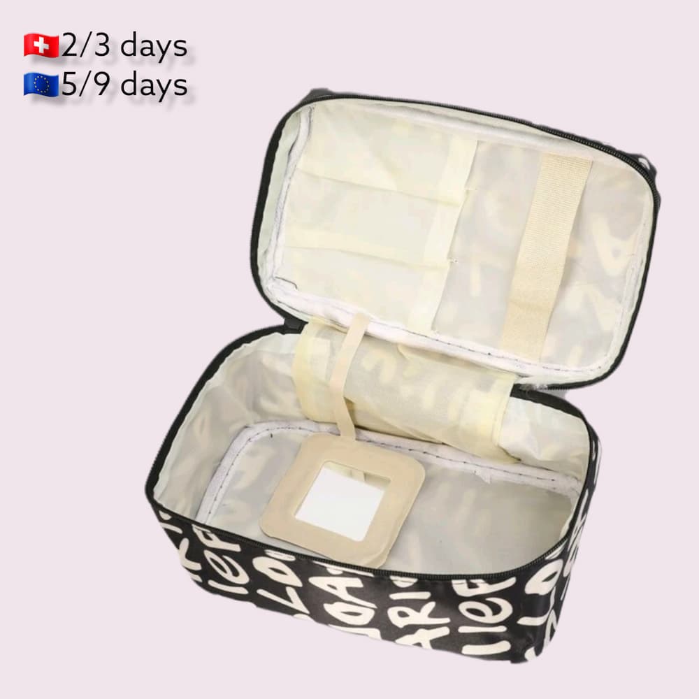Neceser Diseño Letras | Makeup BagNeceser viaje estampado El complemento perfecto para llevar nuestros cosméticos seguros en los viajes. Con interior impermeable que garantiza una gran protección cuando viajamos. Características: Neceser Cuadrado Largo :2
