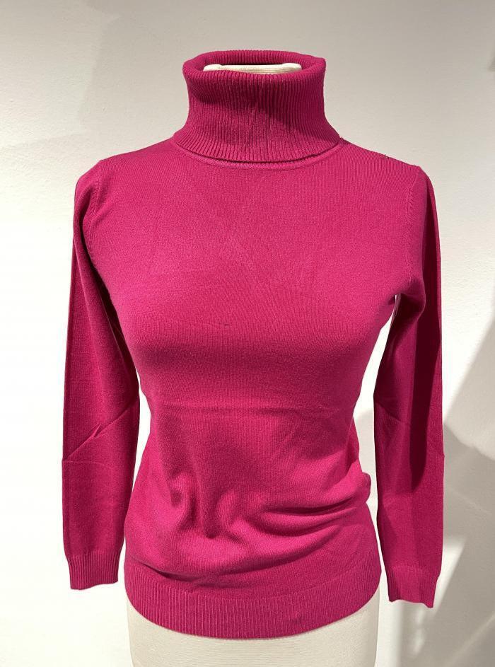 Pullover Jersey Cuello Cisne - 15 ColoresJersey Cuello Alto Déjate mimar por este jersey tan suave como una caricia. Un básico imprescindible de la temporada con cuello alto y tacto aterciopelado. Cada semana nuevos colores! Viste tu otoño de energía! Tal