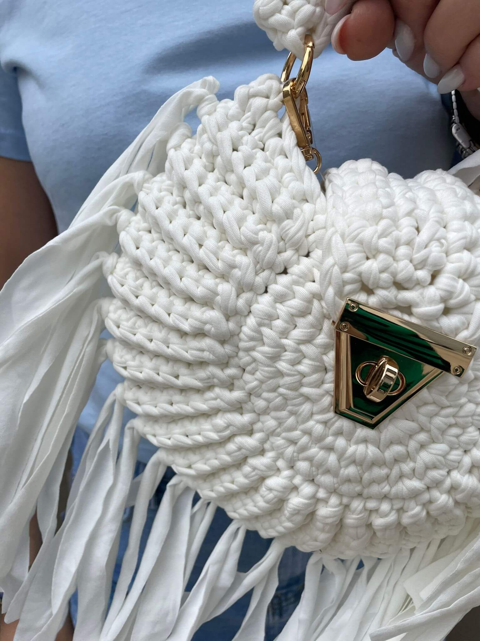 Bolso Tejido Chic KalasBolso Tejido Chic Kalas Eleva tu estilo con el Bolso Tejido Chic Kalas. Su diseño en tonos rosados y su asa en el mismo material, cierre en contraste color gold, lo hacen sofisticado y exclusivo. Además, su cadena permite llevarlo c