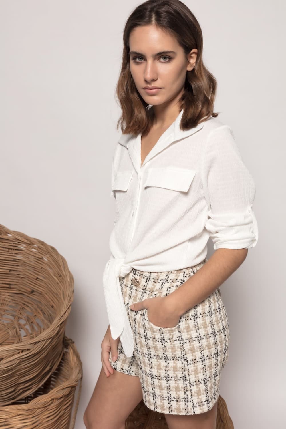 Blusa armonía textura nudo blancaBlusa en tejido premium con efecto arrugado. Una blusa básica que no debe faltar en tu armario. Ideal con jeans para un look casual o con una falda midi estampada para un estilo en tendencia. Cuello camisero, manga tres cu