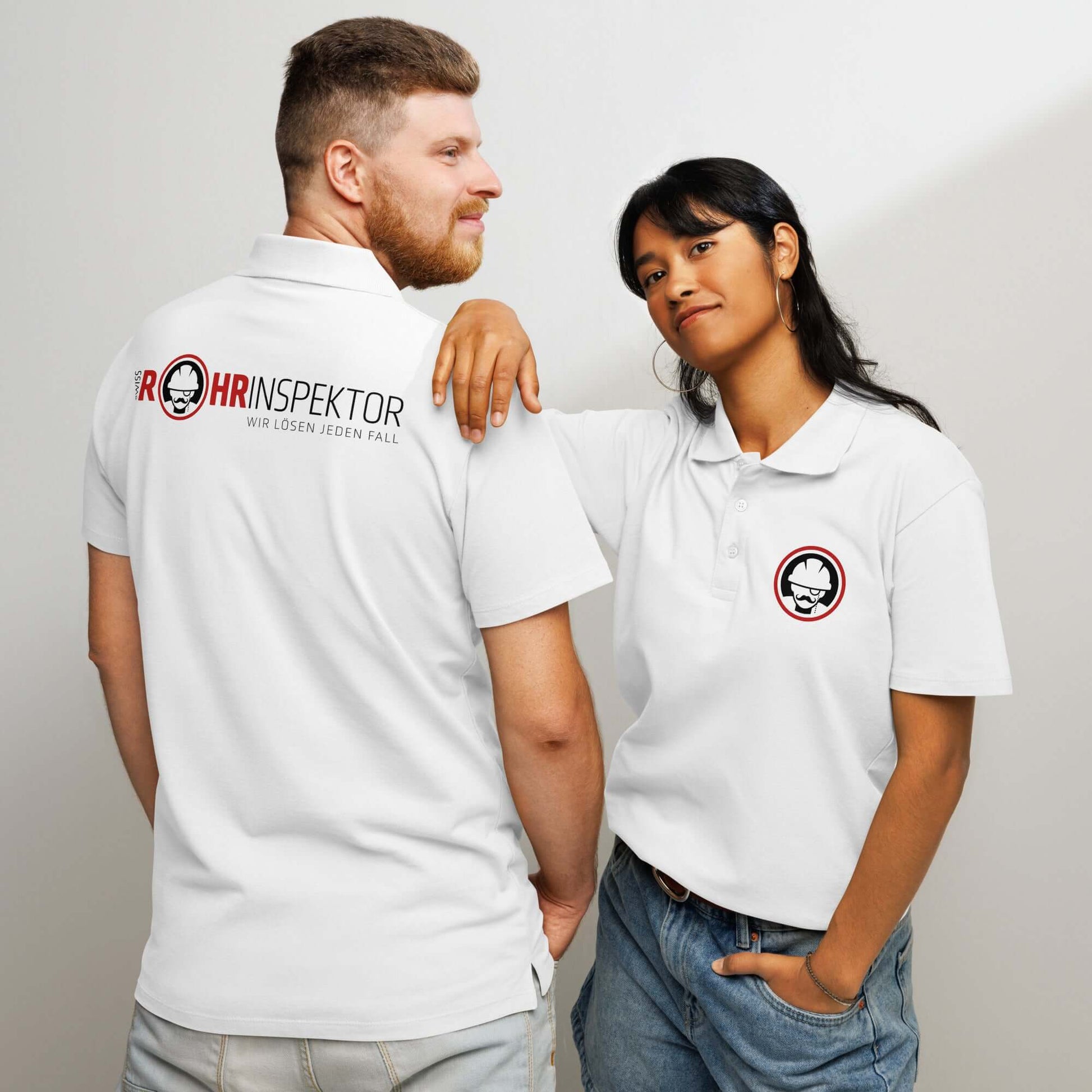 Premium-Piqué-Poloshirt Swiss Rohrinspektor - Back Front PFDieses Polo besteht aus dickem, weichem Stoff und hat eine Knopfleiste in passenden Farben für einen eleganten Look. Es bietet den ganzen Tag Komfort beim Sport oder im Alltag und sorgt dafür, das