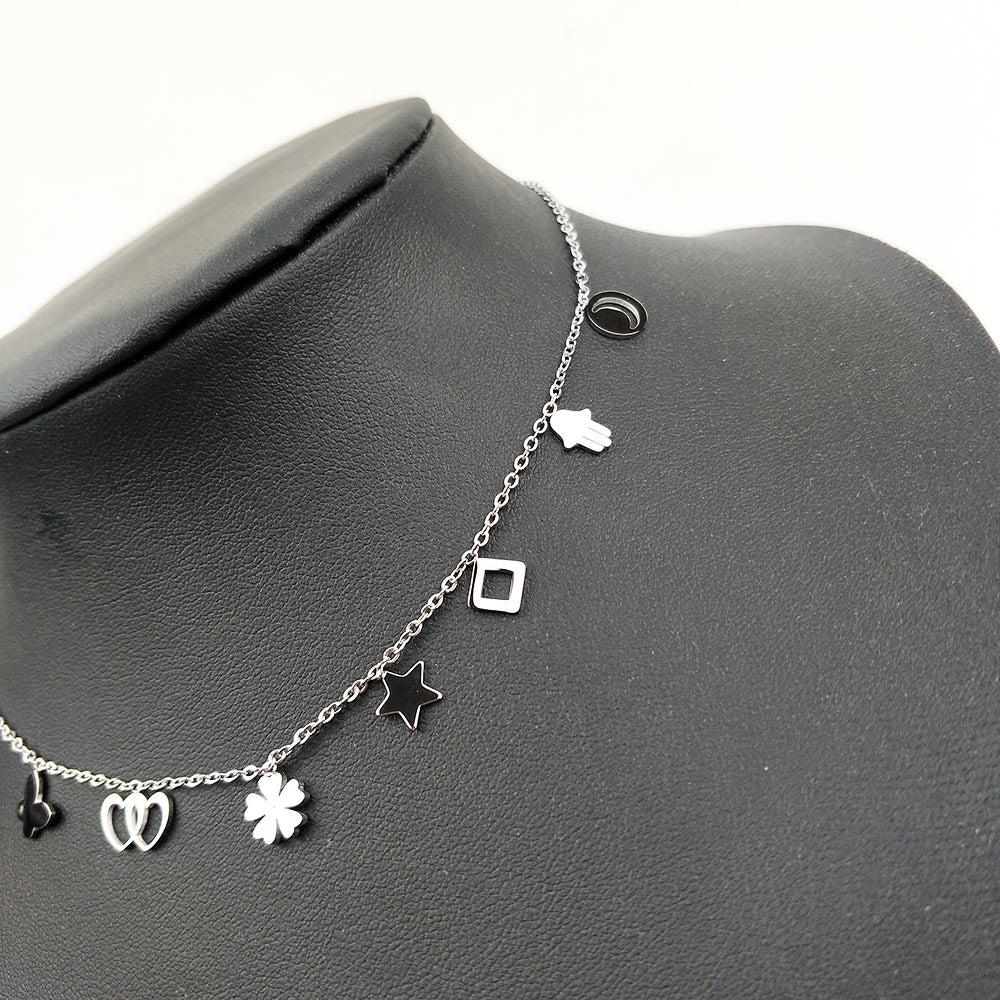 Gargantilla acero inoxidableCollar símbolos acero inoxidable Ya sea para tu día a día o un evento especial este collar completa tu look con su brillo plateado y dijes creativos. Consíguelo hoy mismo y completa tu colección de accesorios para esta temporad