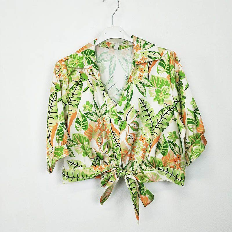 Blusa Efecto Raso TanzaniaBlusa efecto raso estampado Suave y cómoda. Anudada a la cintura y escote en V con cuello camisa. Talla Única - S hasta L Edición limitada. Envío: Suiza 2/4 días Europa 5/10 días