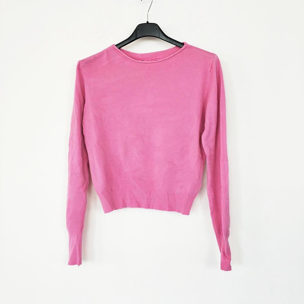 Jersey Corto Punto Suave LilianJersey Punto Suave Buscas un jersey de punto suave acogedor y cálido? No busques mas! Este suéter es muy suave y perfecto para los días mas frescos. Escote semi-recto Comodo y confortable 47 % rayón, 28 % poliéster, 25 % nai