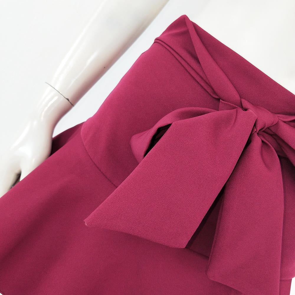 Minifalda Pantalón VolanteFalda mini con pantalón La mas amada, mini con short incluido! Super comodo e ideal tanto para el fin de semana o para cada dia. 97% polyester, 3% elástico Tallas S(36) M(38) L (40) Envío: Suiza 2/4 días Europa 5/9 días