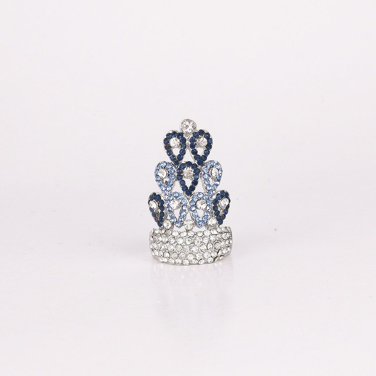 Anillo Corona BrillantesAnillo con brillantes De diseño con forma de corona, este bello anillo completara tu look del dia. En dos colores, elije tu favorito! Acero inoxidable Brillantes imitación Envío : Suiza 2/4 días Europa 5/9 días