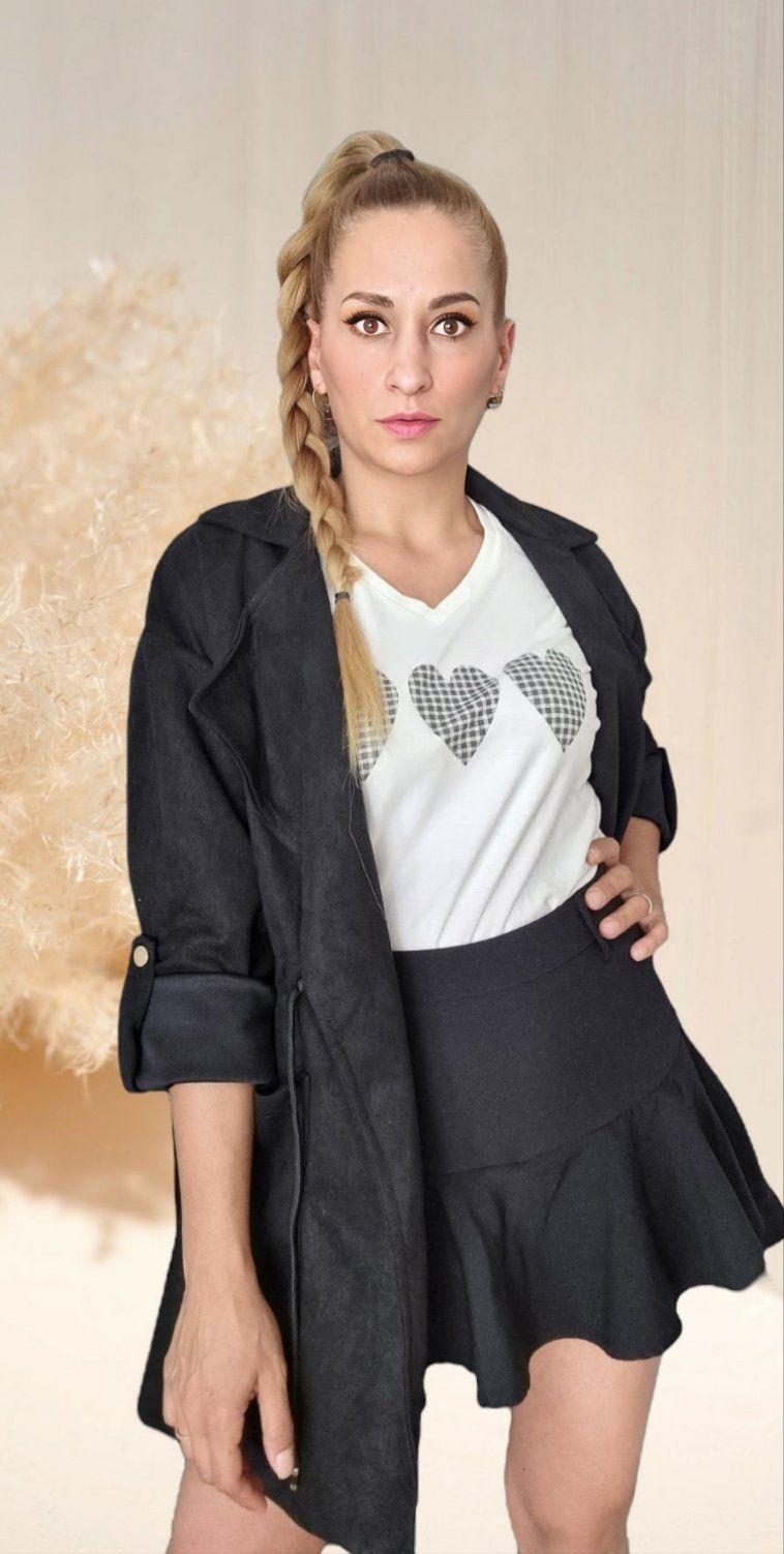Chaqueta Efecto Ante Ligera NegroChaqueta cintura ajustable efecto ante Llegan las mañanas y tardes fresquitas que tanto gustan para comenzar a usar nuestras chaquetas y cardigans. Esta chaqueta otoñal disponible en 7 colores sera tu compañera perfecta pa
