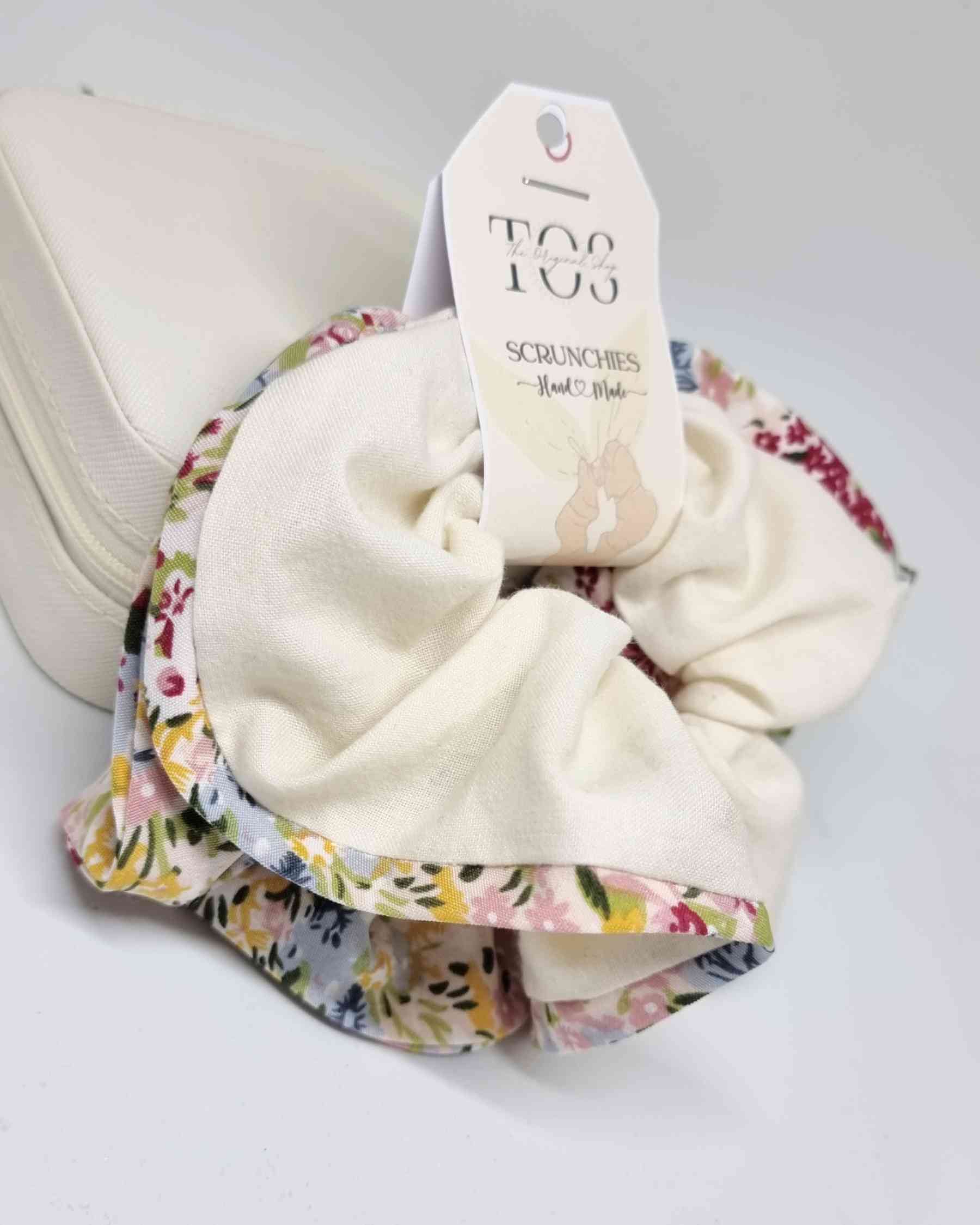 Scrunchie Set XL Floral | Hecho a manoColeteros jumbo hechos a mano ¡Utilice nuestro Set XL Floral de 2 Scrunchies para darle un toque de feminidad y elegancia a su look! Estos accesorios hechos a mano y resistentes son perfectos para el cuidado del pelo