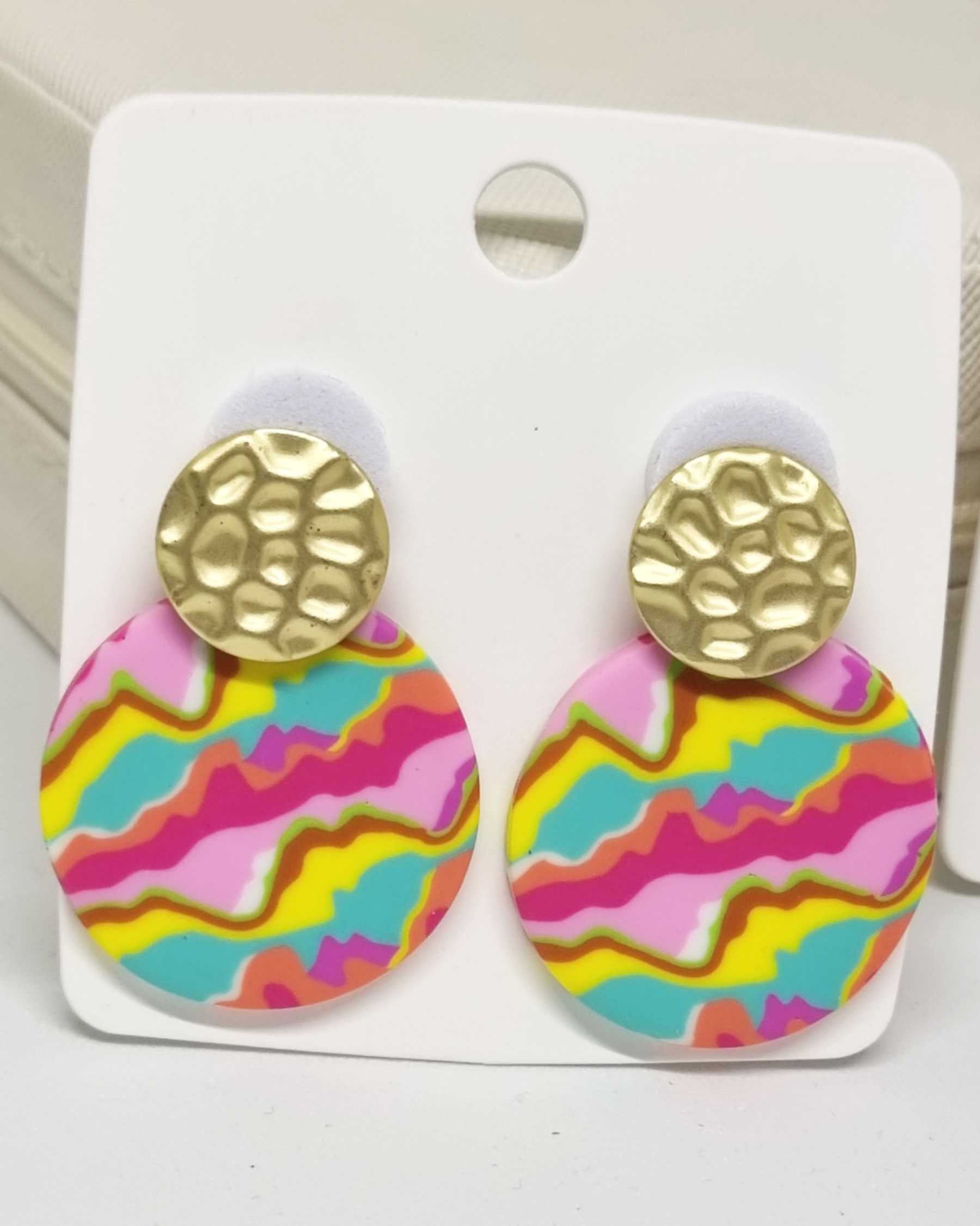 Pendientes de arcilla polimérica | Varios diseñosPendientes Coloridos ¡Lucirás como nunca antes con estos pendientes de Arcilla Polimérica! Estos pendientes darán un toque único a tu estilo con sus colores vivos y sus diseños pintados a mano. No hay mayor