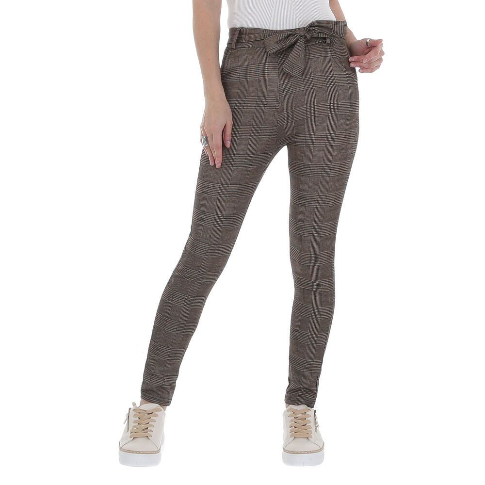 Pantalón Elástico Copenhague Marrón S/XLPantalón marrón elástico con cinturón Comodidad asegurada con este pantalón elástico estampado. Chinos de talle alto confeccionados en tejido elástico, ligeramente forrados Material: 85% poliamida, 15% elastano Cint
