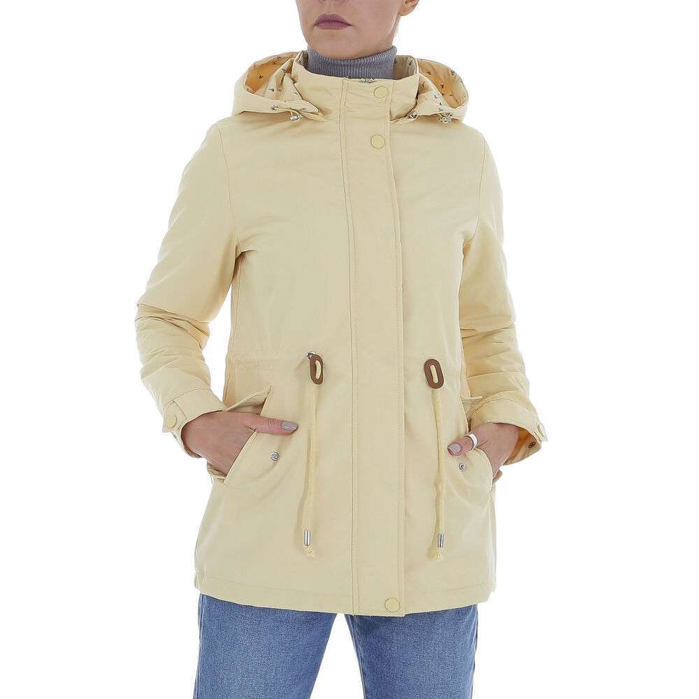 Chaqueta Primavera Amarilla Pastel - Detalles SolapaChaqueta de primavera amarilla: Dale a tu armario un toque de color! Estas lista para darle a tu armario un toque de sol y alegria? Nuestra chaqueta para mujer de primavera en color amarillo pastel es la